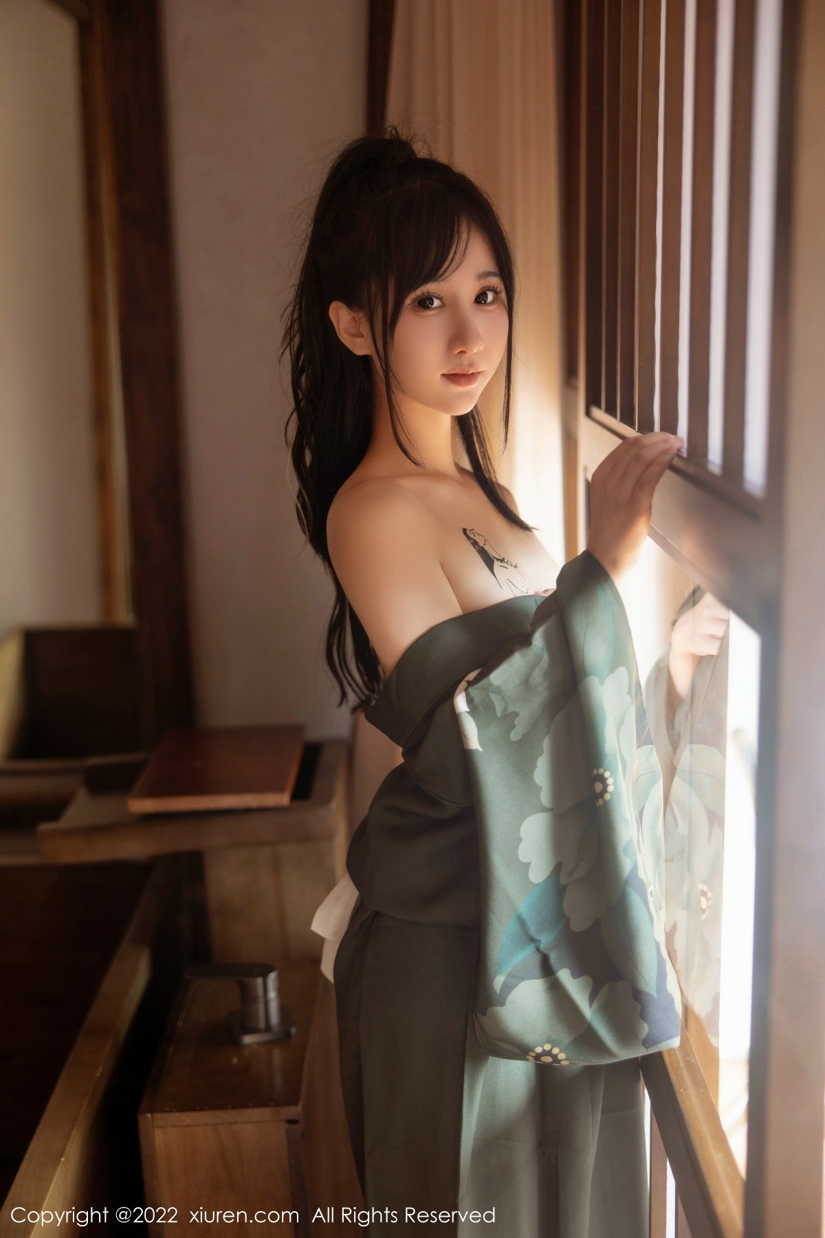 xgyw.top_XiuRen第5256期_女神小果冻儿大理旅拍私房暗绿色真空和服秀完美身材诱惑写真85P