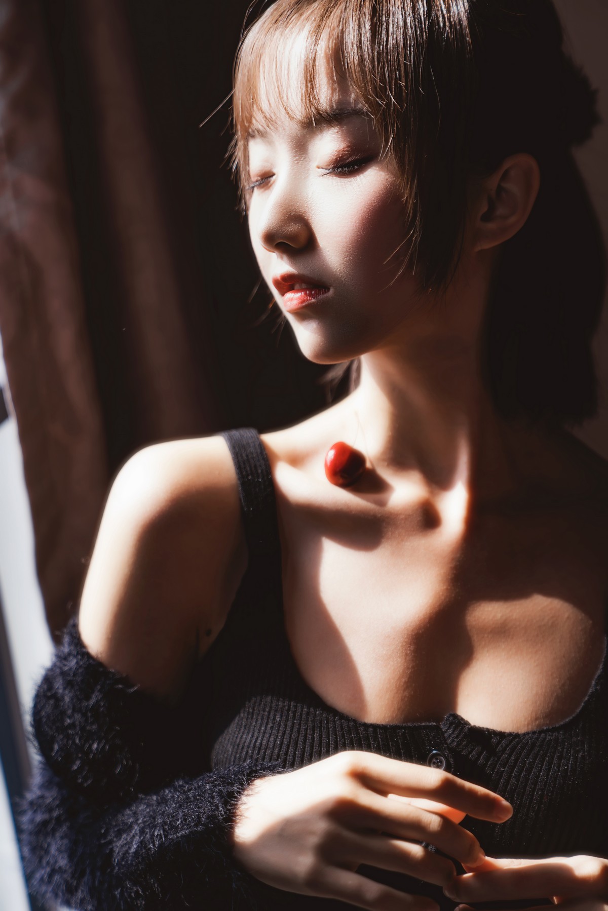 xgyw.top_萌系小姐姐木绵绵OwO黑丝私房主题性感黑色内衣配超薄黑丝秀翘臀诱惑写真83P
