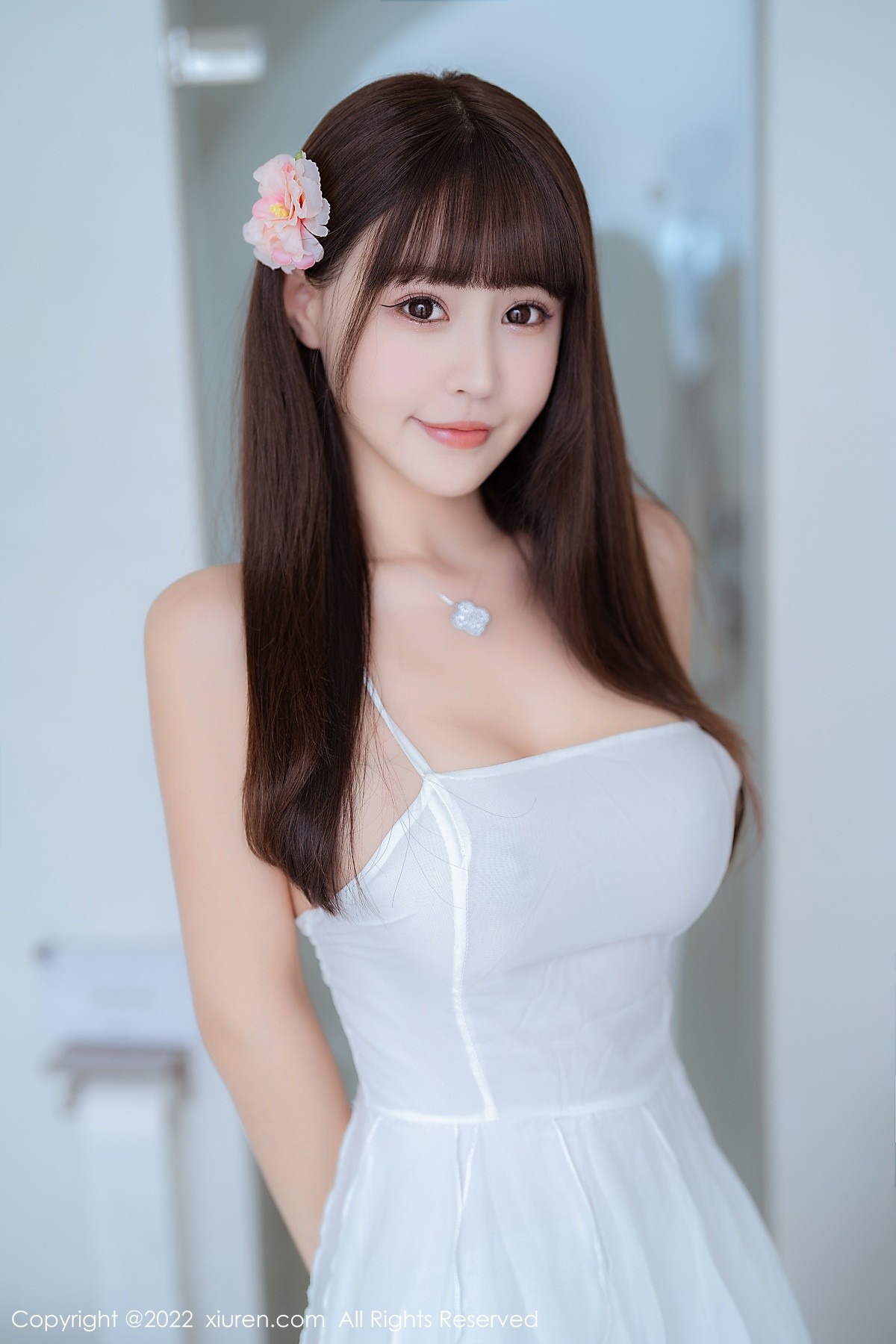 xgyw.top_XiuRen第5261期_女神朱可儿Flora大理旅拍白色露肩吊带裙配白丝袜丰满诱惑写真114P