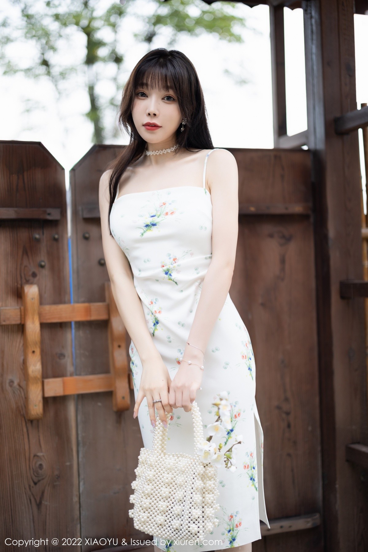 xgyw.top_[XiaoYu画语界]Vol.818_女神芝芝Booty脱性感白色吊带连衣裙露黄色蕾丝内衣诱惑写真94P
