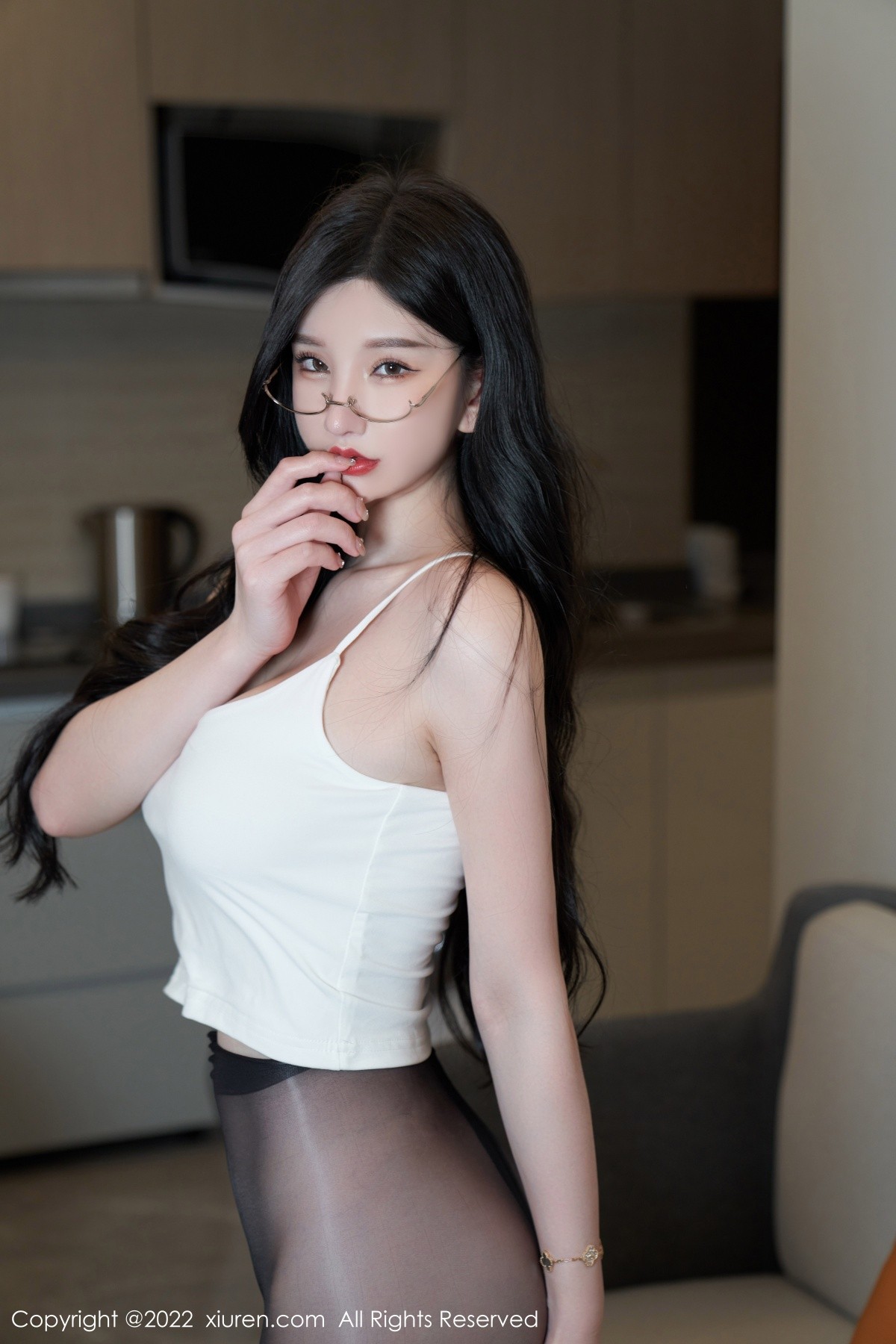xgyw.top_XiuRen第5253期_女神周于希Sally心愿旅拍白色低胸吊带配无内黑丝极致魅惑写真69P