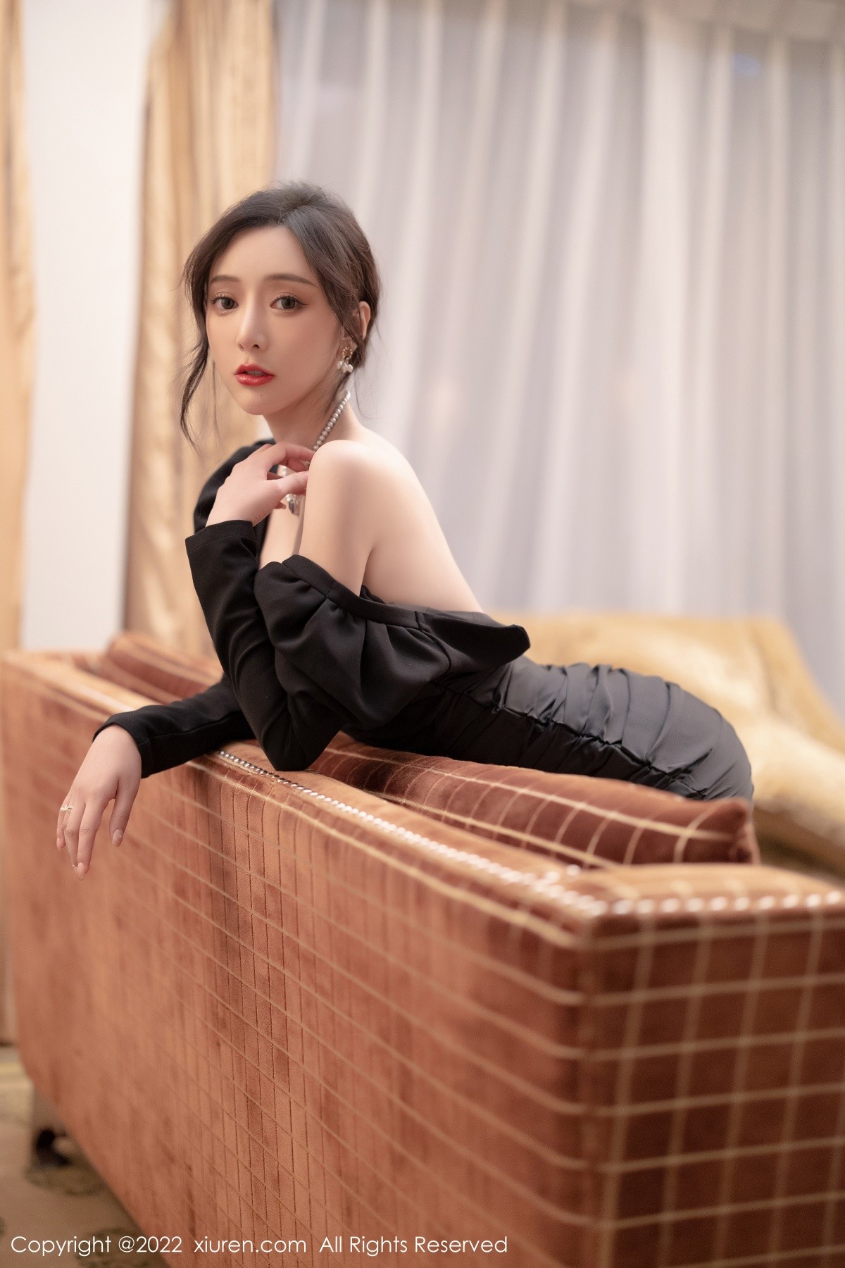 xgyw.top_XiuRen第5251期_女神王馨瑶yanni厦门旅拍脱连衣裙露性感黑色蕾丝内衣诱惑写真86P