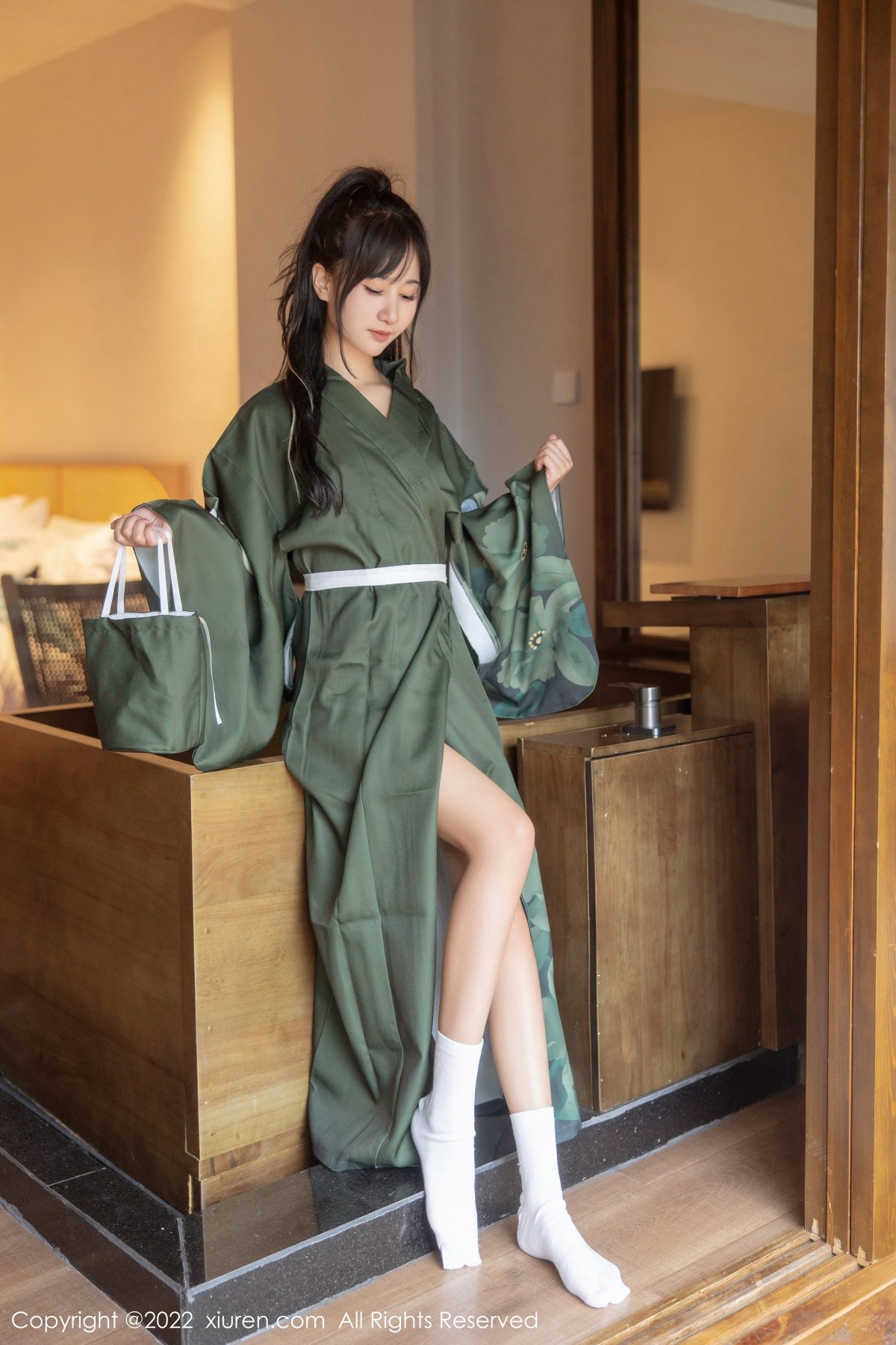 xgyw.top_XiuRen第5256期_女神小果冻儿大理旅拍私房暗绿色真空和服秀完美身材诱惑写真85P