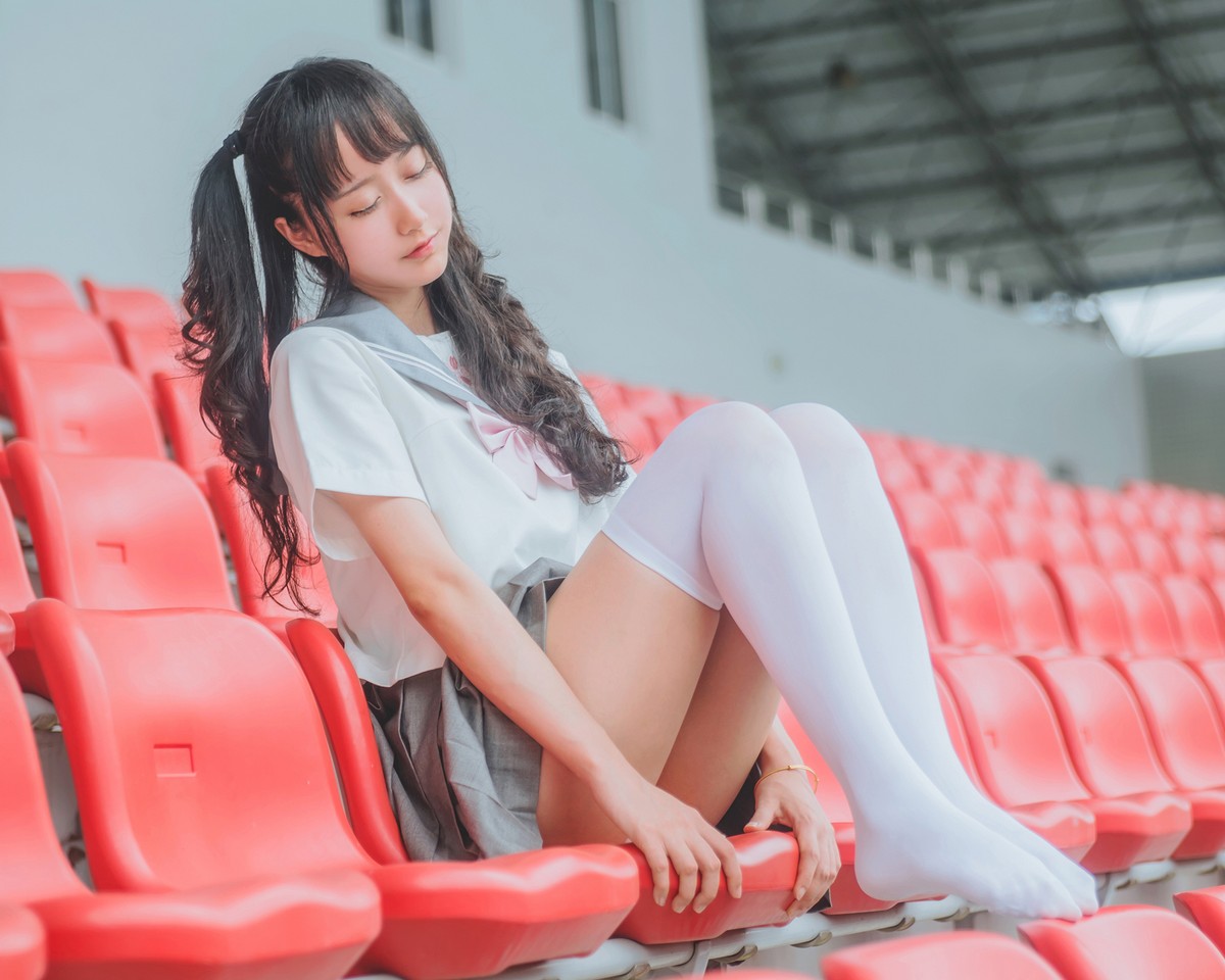 xgyw.top_萌系小姐姐木绵绵OwO灰色JK主题户外观众席百褶裙下性感白丝秀美腿诱惑写真38P