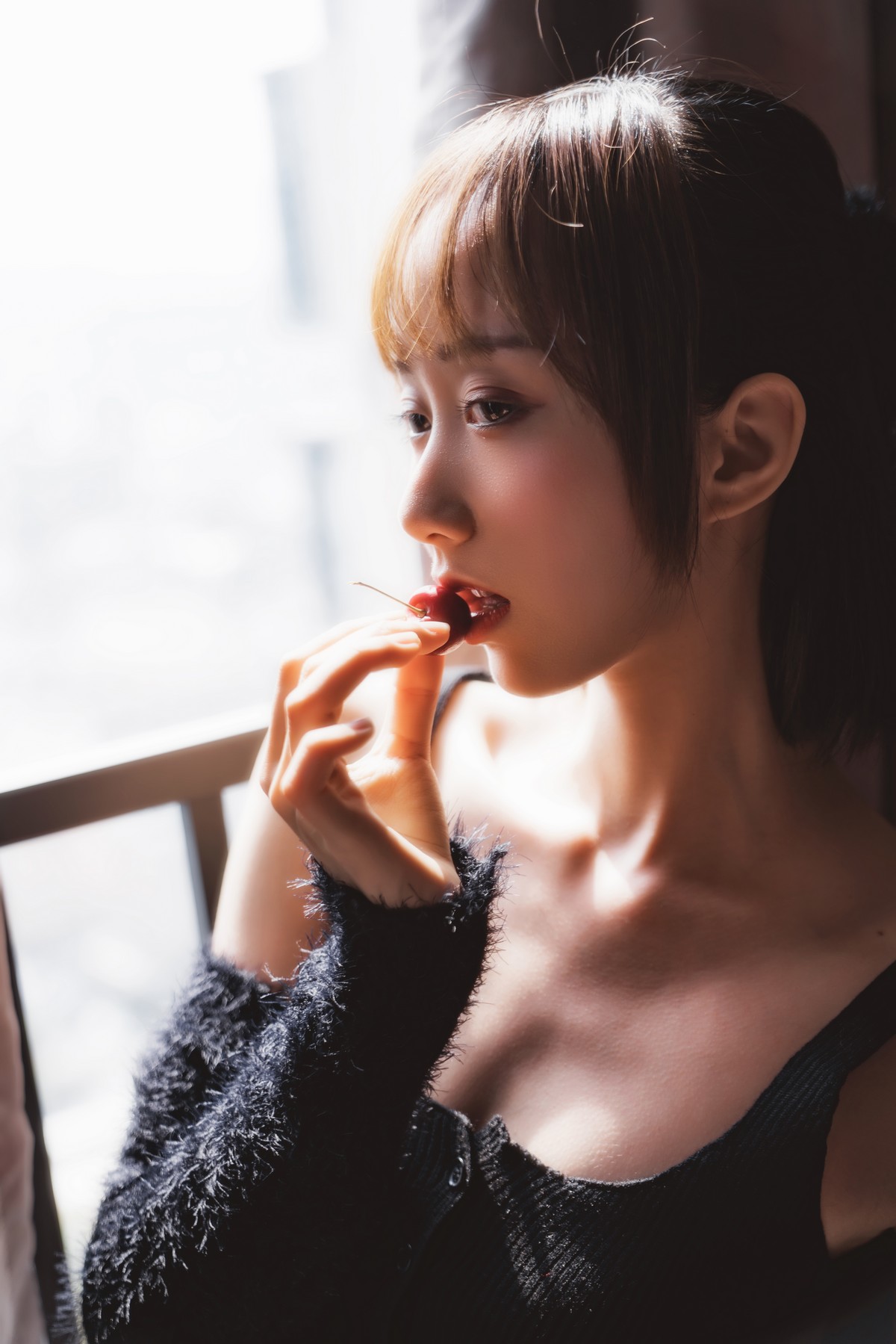 xgyw.top_萌系小姐姐木绵绵OwO黑丝私房主题性感黑色内衣配超薄黑丝秀翘臀诱惑写真83P