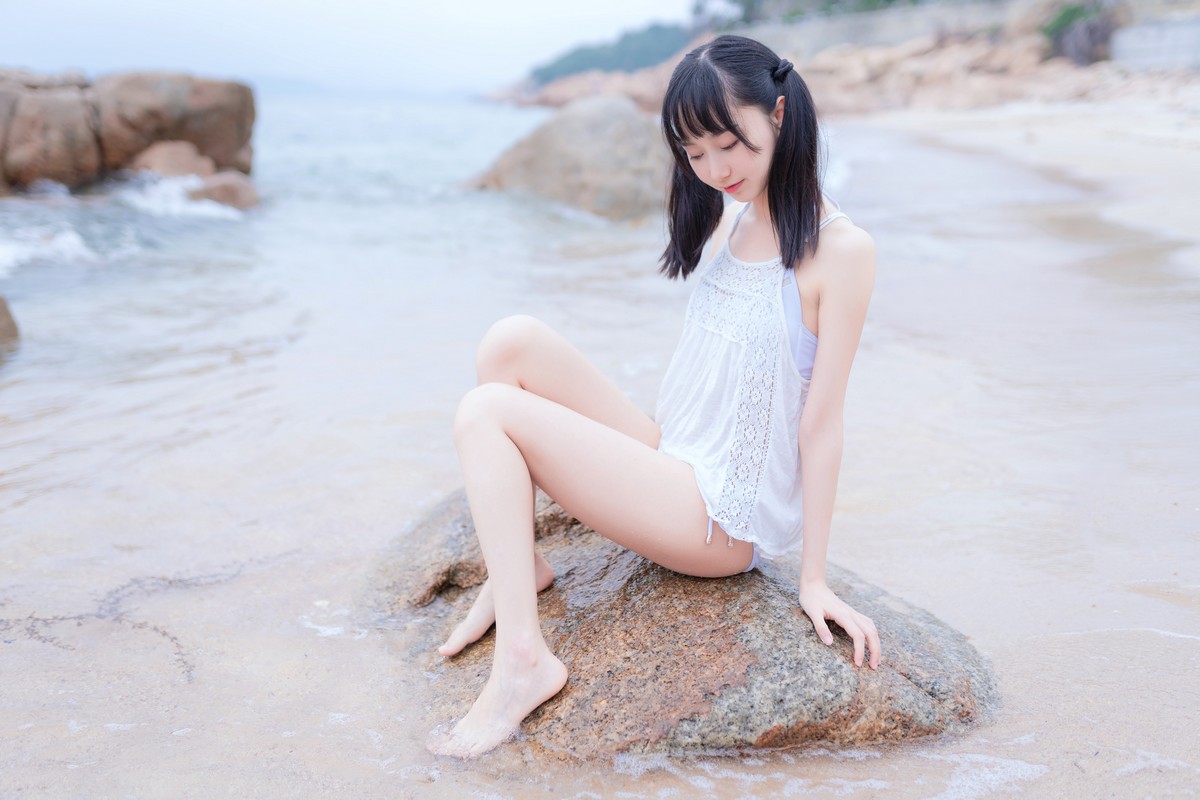 xgyw.top_萌系小姐姐木绵绵OwO海边白色比基尼主题沙滩性感比基尼秀完美身材诱惑写真30P