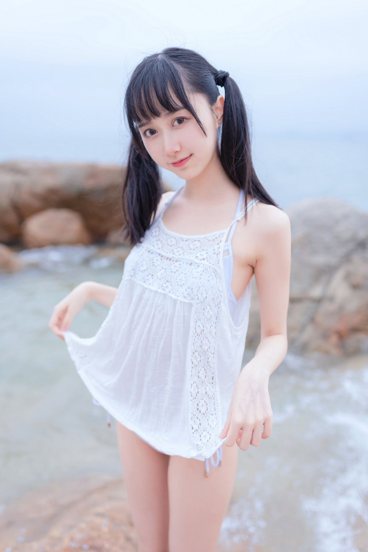 xgyw.top_萌系小姐姐木绵绵OwO海边白色比基尼主题沙滩性感比基尼秀完美身材诱惑写真30P