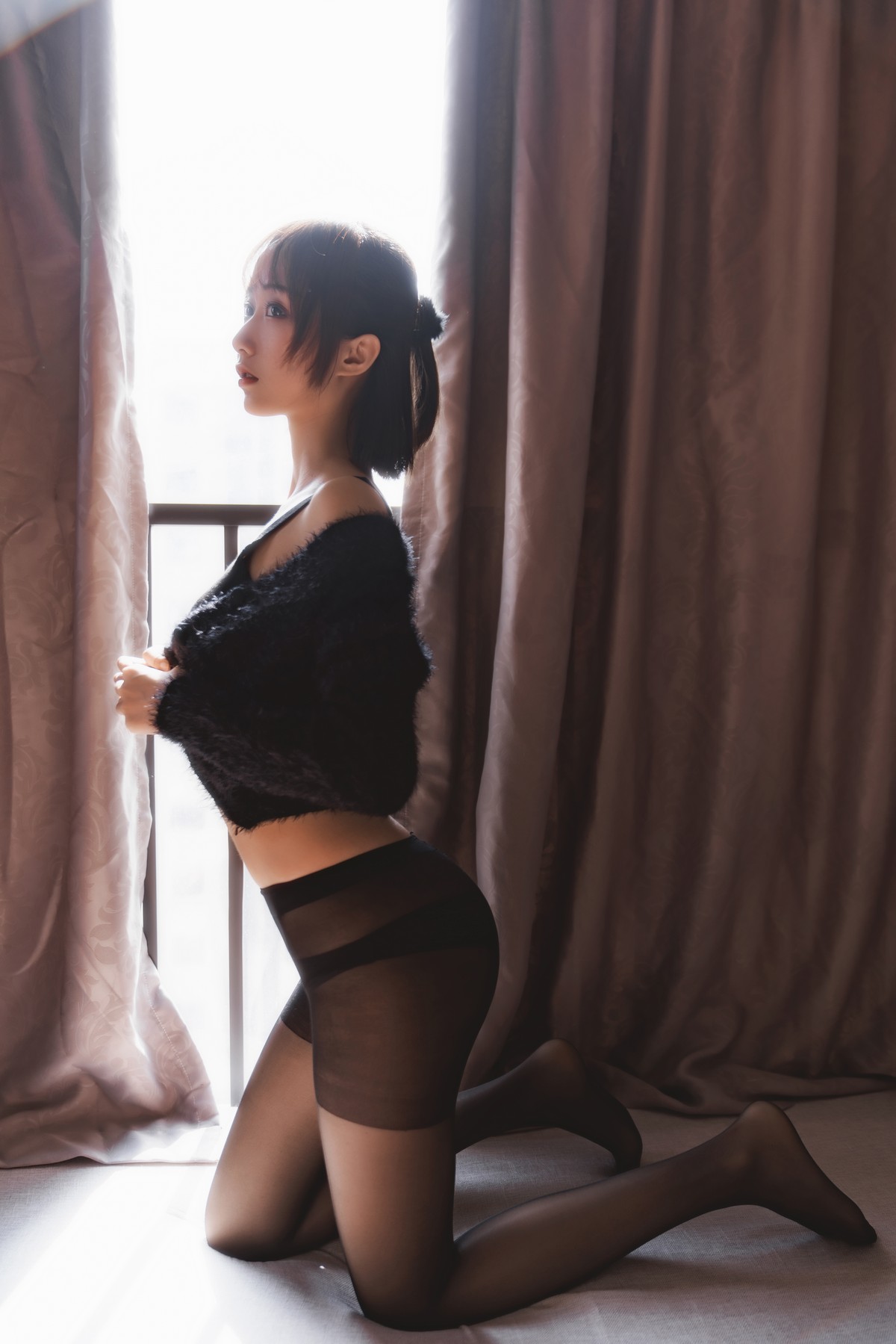 xgyw.top_萌系小姐姐木绵绵OwO黑丝私房主题性感黑色内衣配超薄黑丝秀翘臀诱惑写真83P