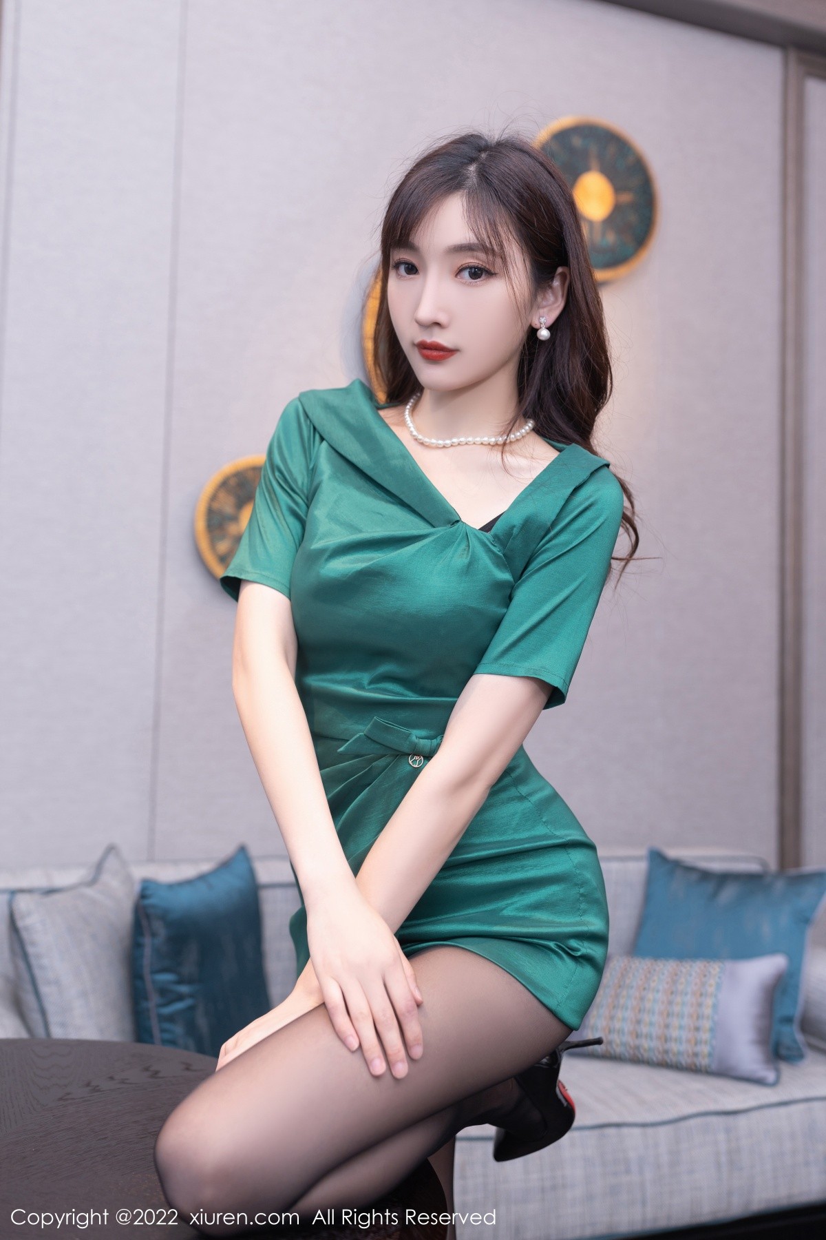 xgyw.top_XiuRen第5278期_模特陆萱萱广州-云南旅拍绿色礼裙露蕾丝内衣超薄黑丝诱惑写真70P