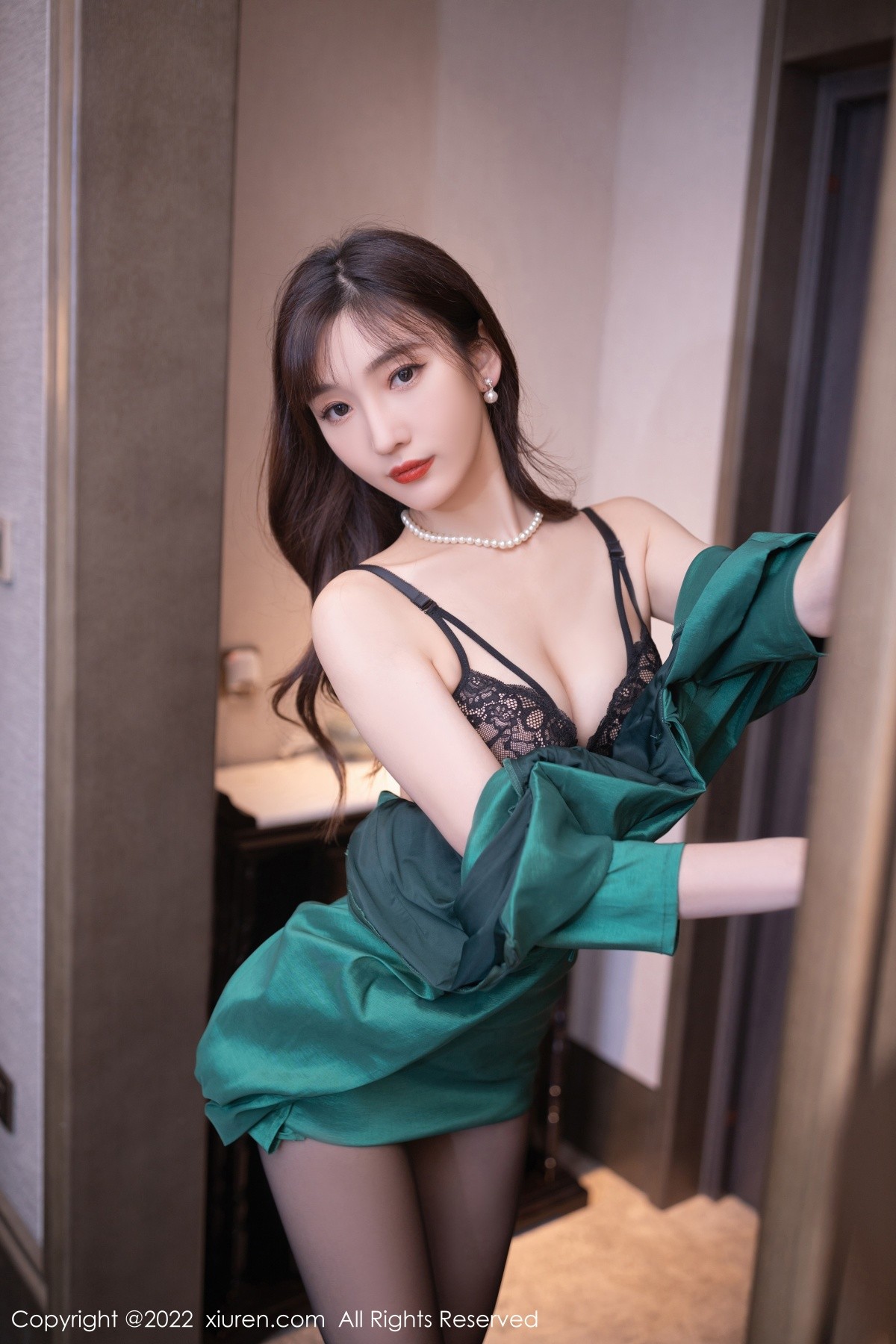 xgyw.top_XiuRen第5278期_模特陆萱萱广州-云南旅拍绿色礼裙露蕾丝内衣超薄黑丝诱惑写真70P