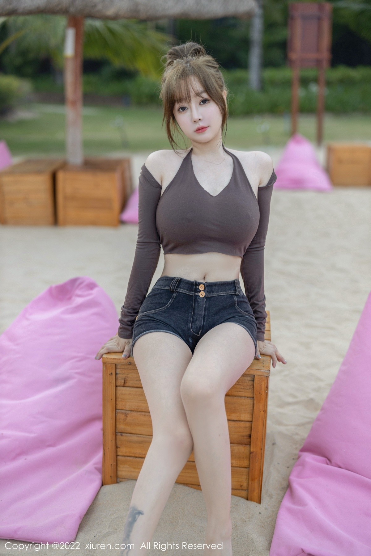 xgyw.top_XiuRen第5281期_女神王雨纯海南万宁旅拍性感收身衣配短裤秀曼妙身材诱惑写真58P