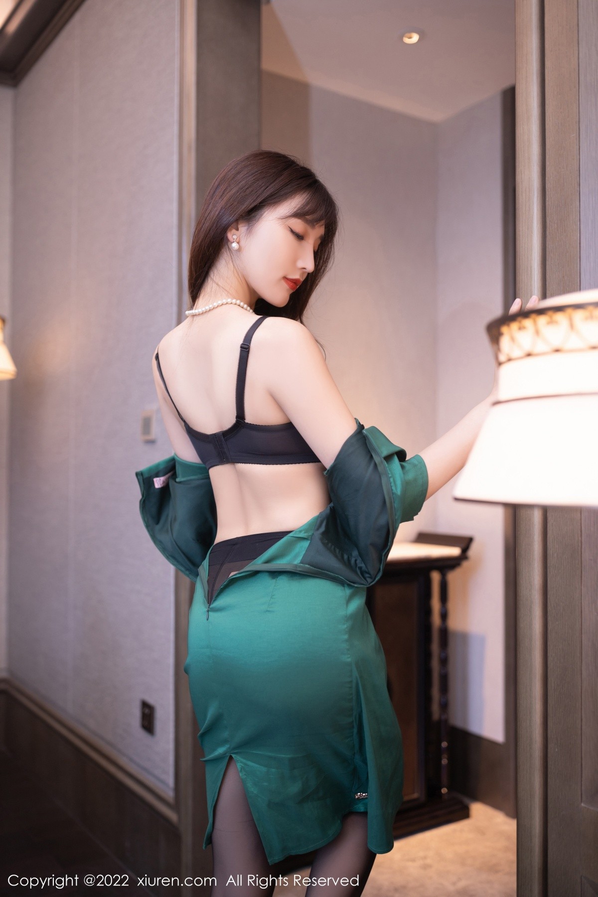 xgyw.top_XiuRen第5278期_模特陆萱萱广州-云南旅拍绿色礼裙露蕾丝内衣超薄黑丝诱惑写真70P