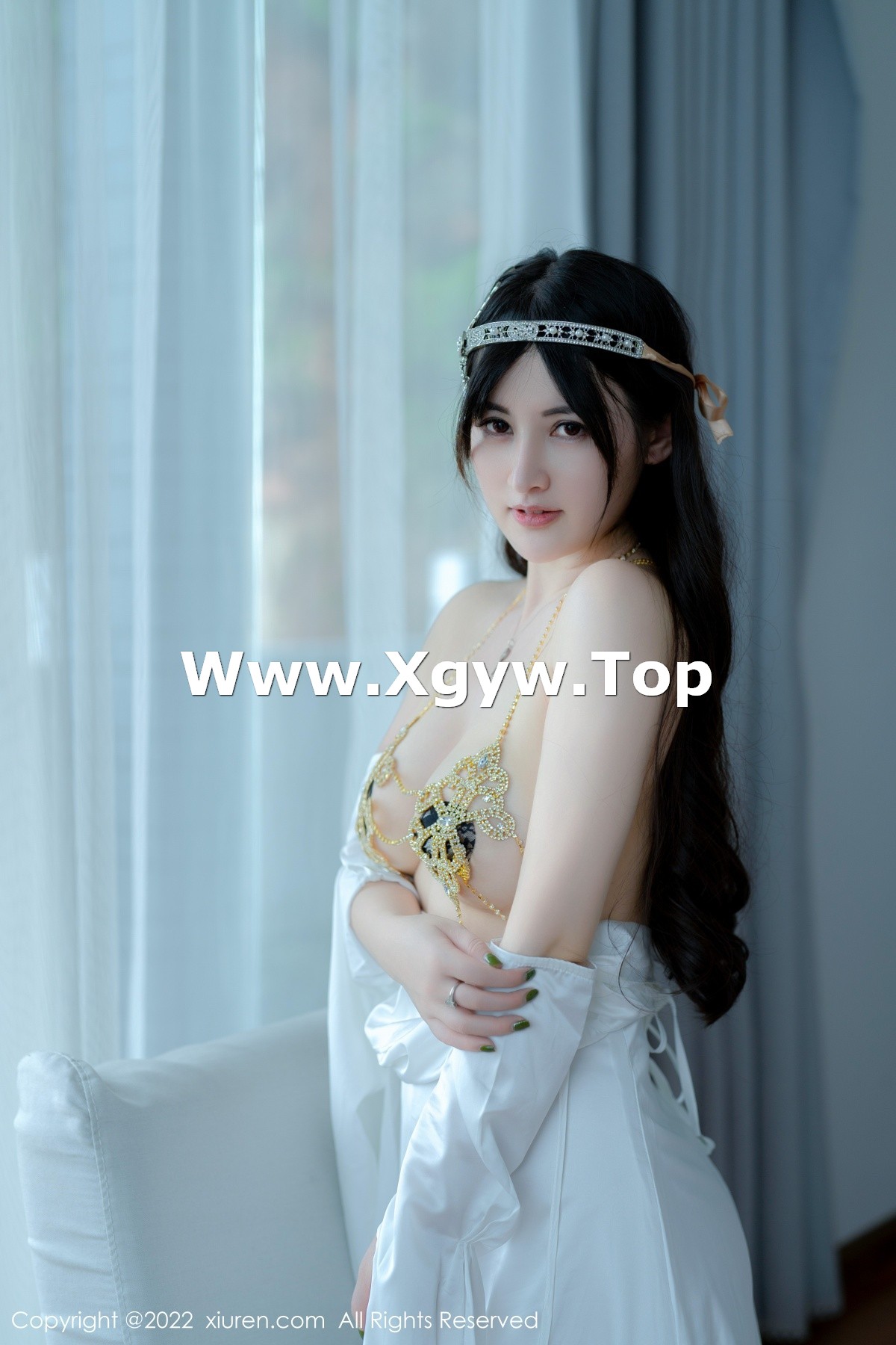 xgyw.top_XiuRen第5288期_模特诗诗kiki大理旅拍白色露肩长裙秀诱人金色内衣惹火诱惑写真59P