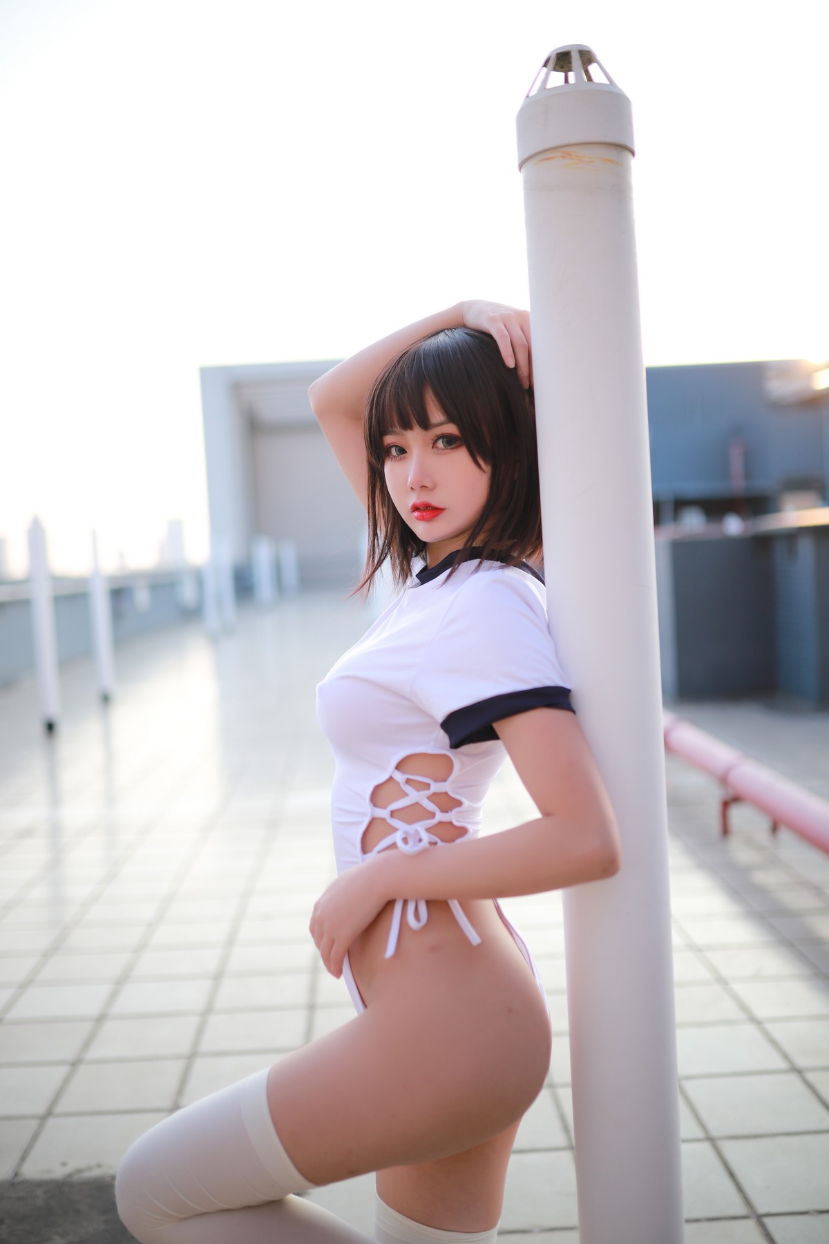 xgyw.top_网络美女您的蛋蛋高叉体操服主题户外白色连体衣配白丝袜秀翘臀美腿诱惑写真42P