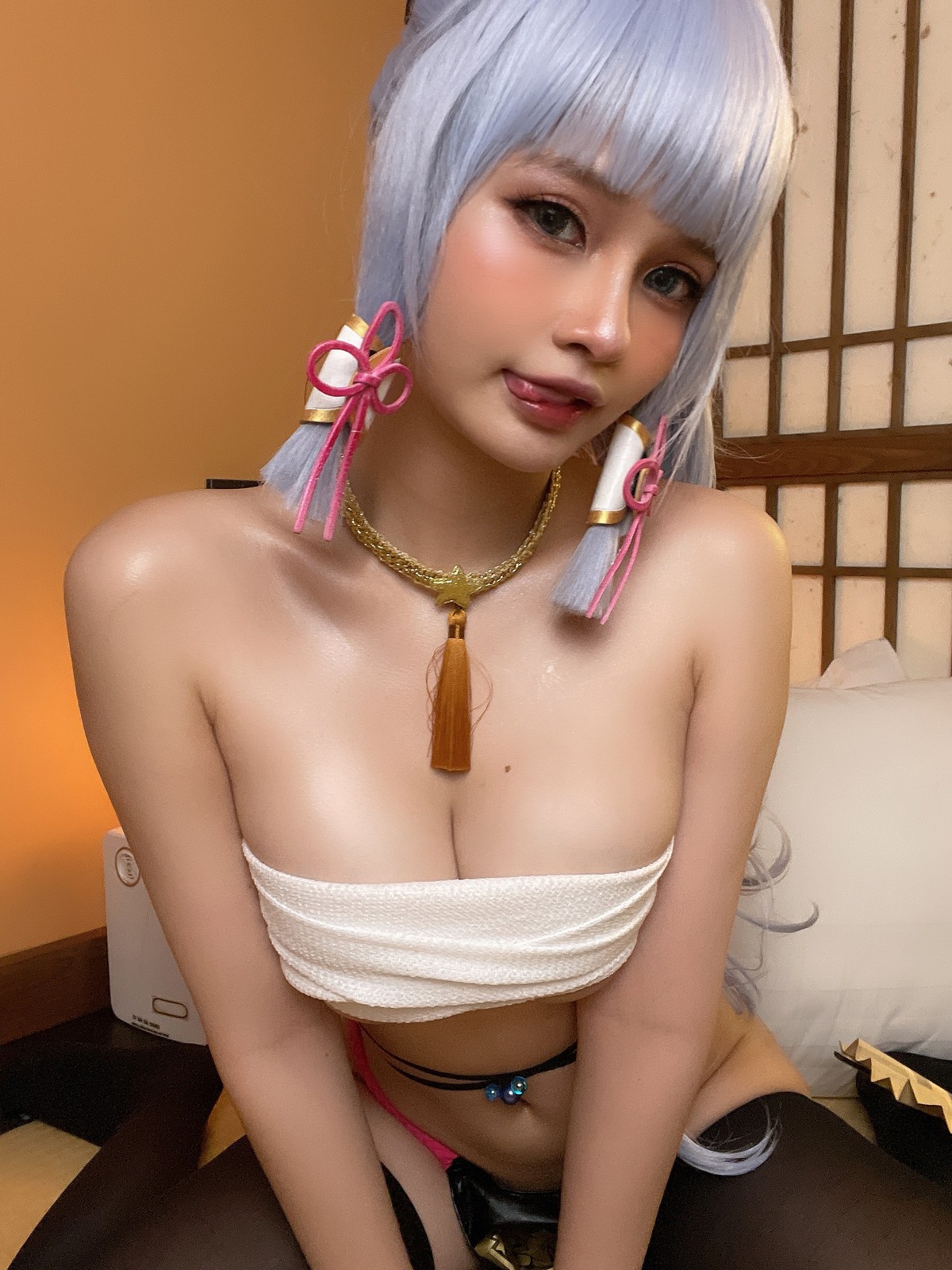 xgyw.top_网络美女Azami-Ayaka主题私房性感白色抹胸内衣秀傲人豪乳极致诱惑写真31P