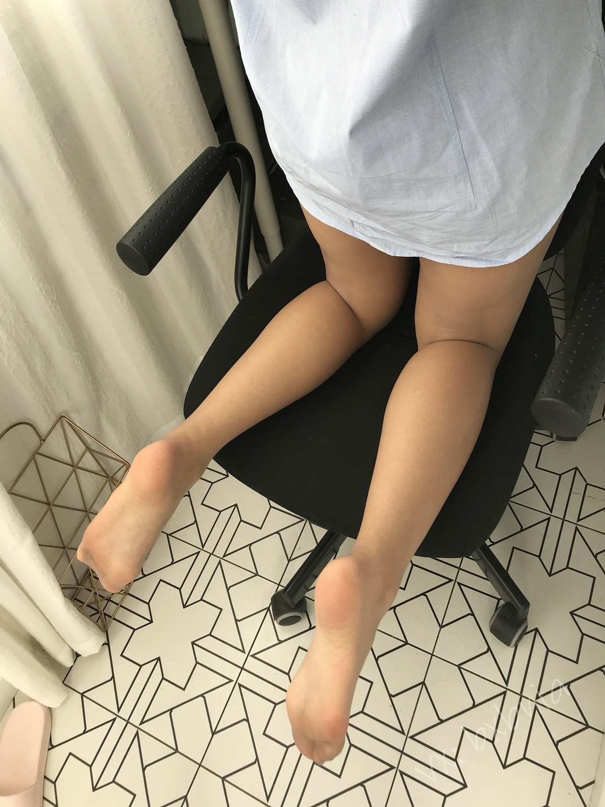 xgyw.top_网络美女安乔乔儿Soho的快乐主题不露脸系列性感衬衫配黑丝袜秀美腿诱惑写真131P