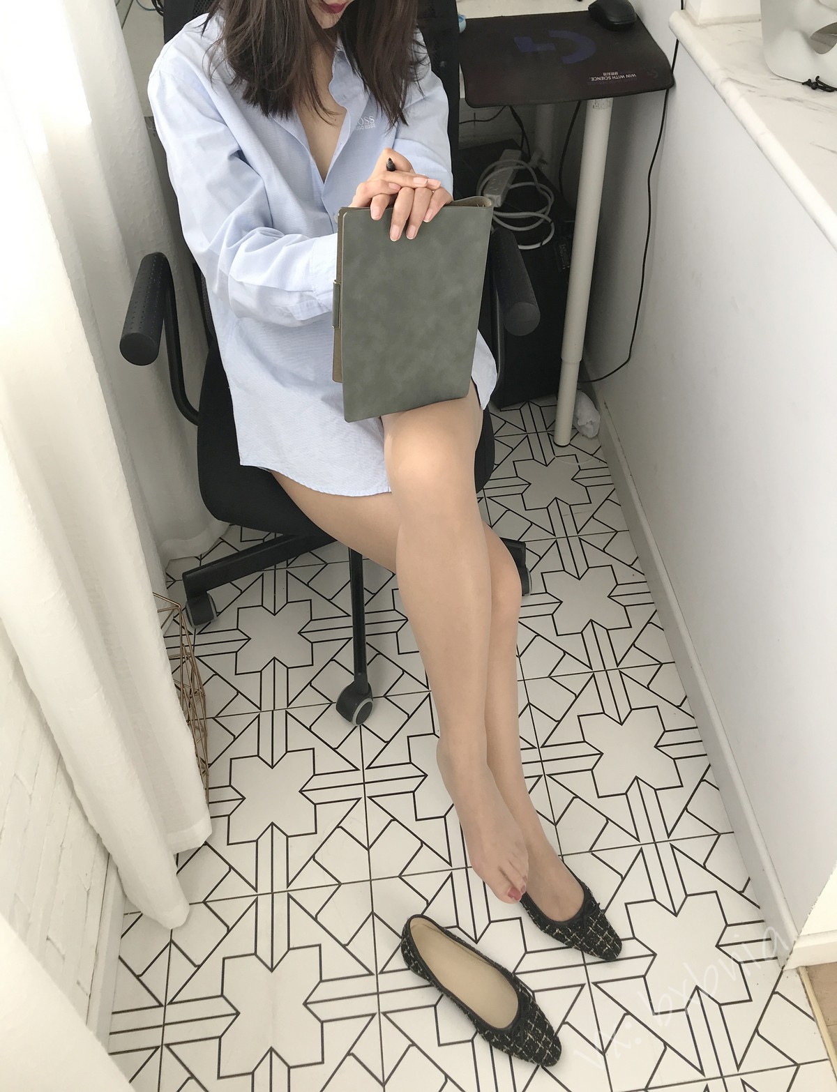 xgyw.top_网络美女安乔乔儿Soho的快乐主题不露脸系列性感衬衫配黑丝袜秀美腿诱惑写真131P