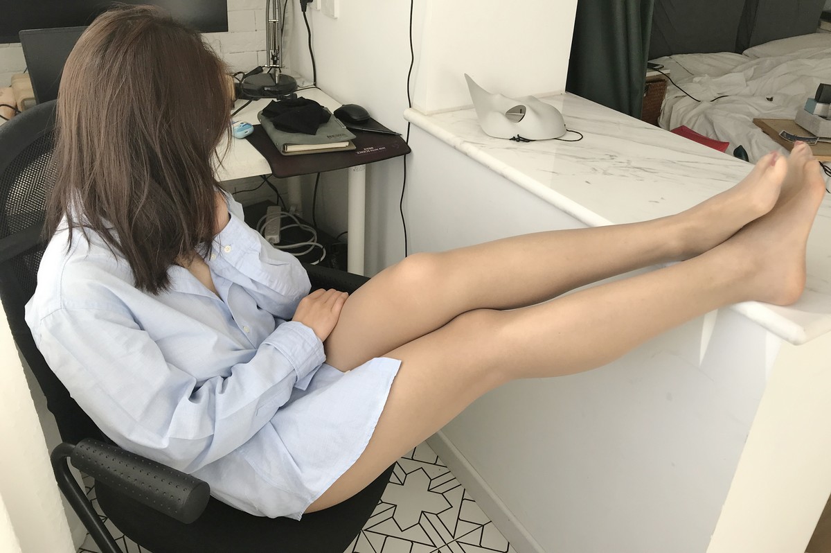 xgyw.top_网络美女安乔乔儿Soho的快乐主题不露脸系列性感衬衫配黑丝袜秀美腿诱惑写真131P