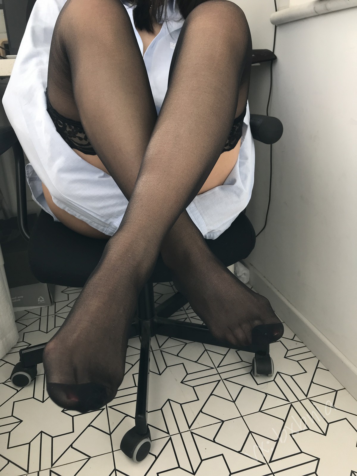 xgyw.top_网络美女安乔乔儿Soho的快乐主题不露脸系列性感衬衫配黑丝袜秀美腿诱惑写真131P
