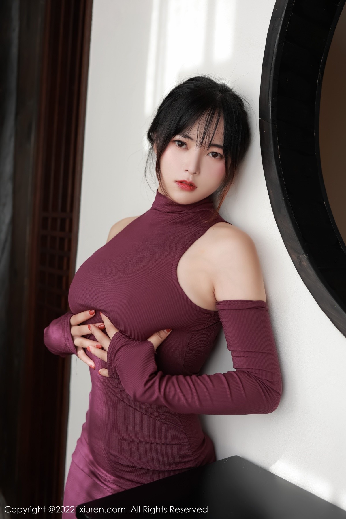 xgyw.top_XiuRen第5302期_模特奈沐子澳门旅拍室内场景紫红色连衣裙秀曼妙身材诱惑写真46P