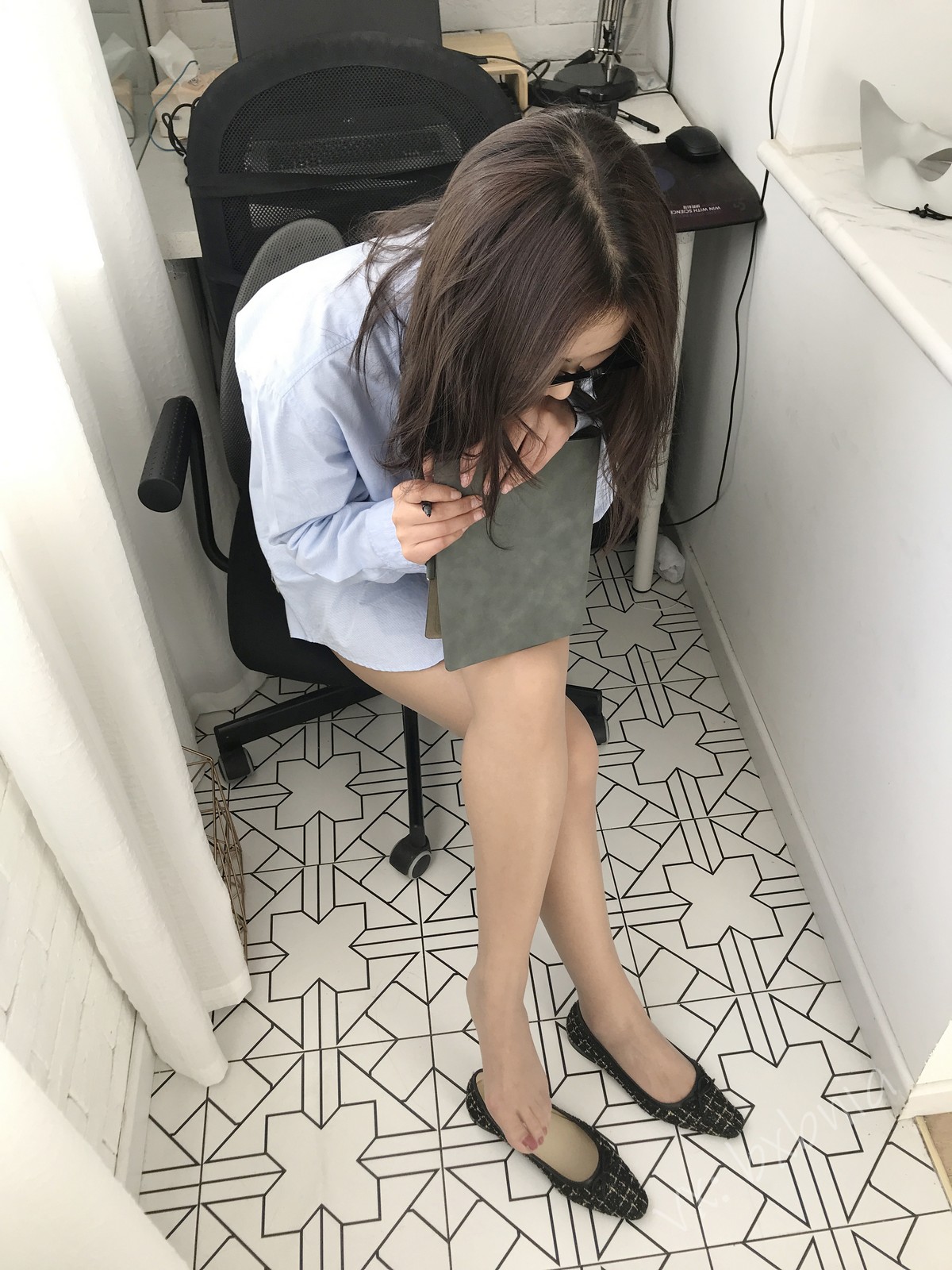 xgyw.top_网络美女安乔乔儿Soho的快乐主题不露脸系列性感衬衫配黑丝袜秀美腿诱惑写真131P