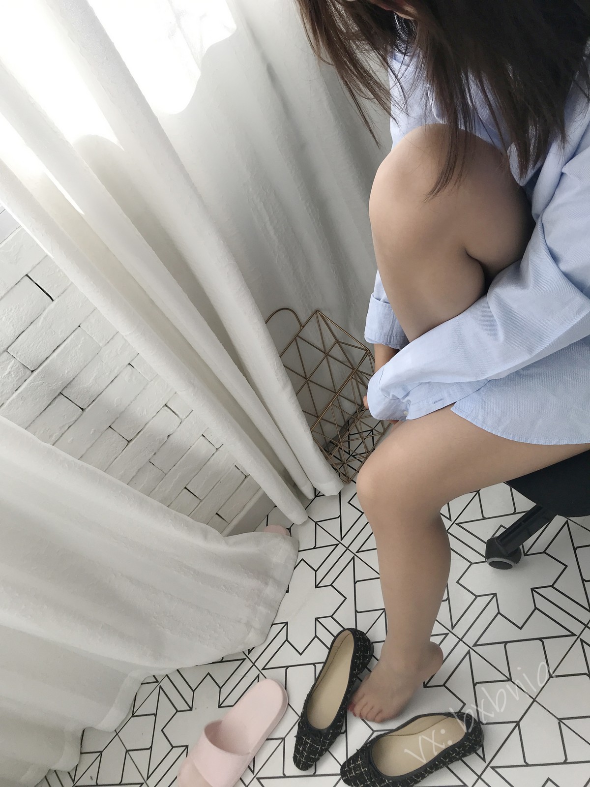 xgyw.top_网络美女安乔乔儿Soho的快乐主题不露脸系列性感衬衫配黑丝袜秀美腿诱惑写真131P