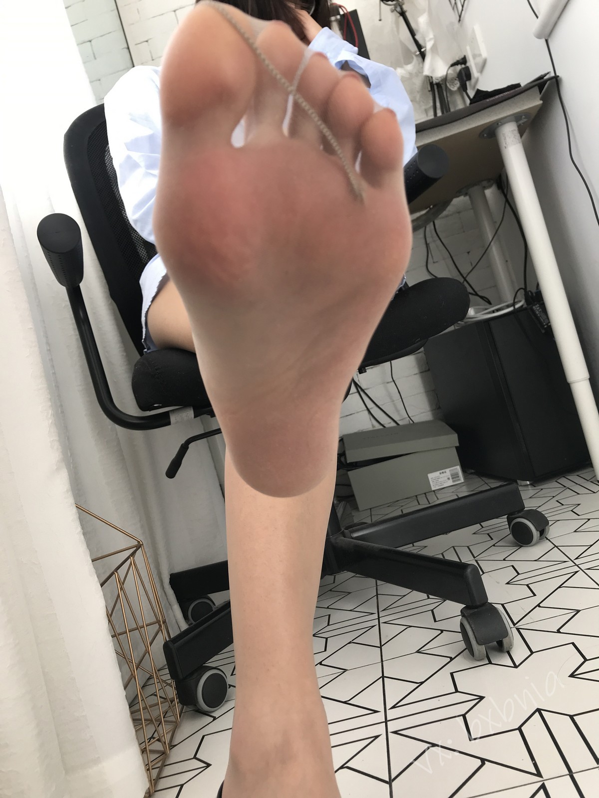 xgyw.top_网络美女安乔乔儿Soho的快乐主题不露脸系列性感衬衫配黑丝袜秀美腿诱惑写真131P