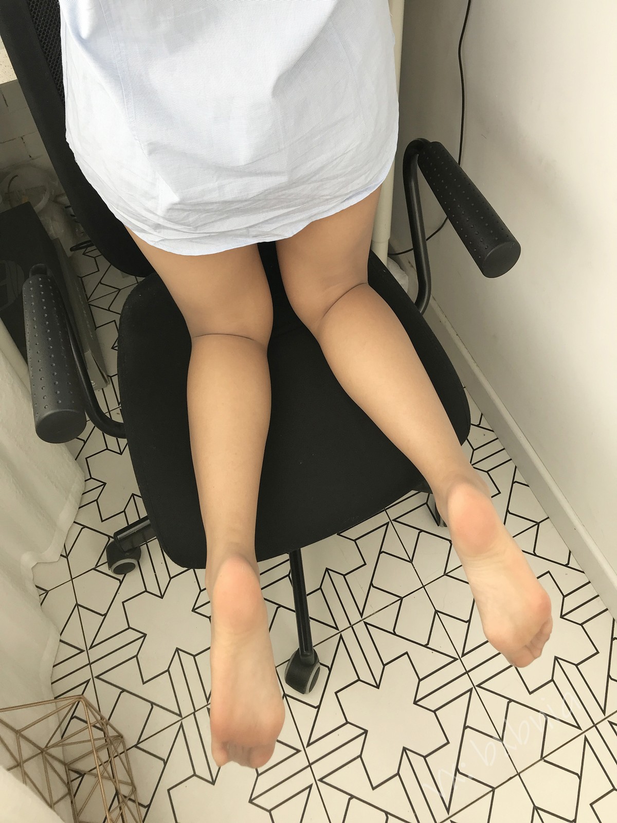 xgyw.top_网络美女安乔乔儿Soho的快乐主题不露脸系列性感衬衫配黑丝袜秀美腿诱惑写真131P