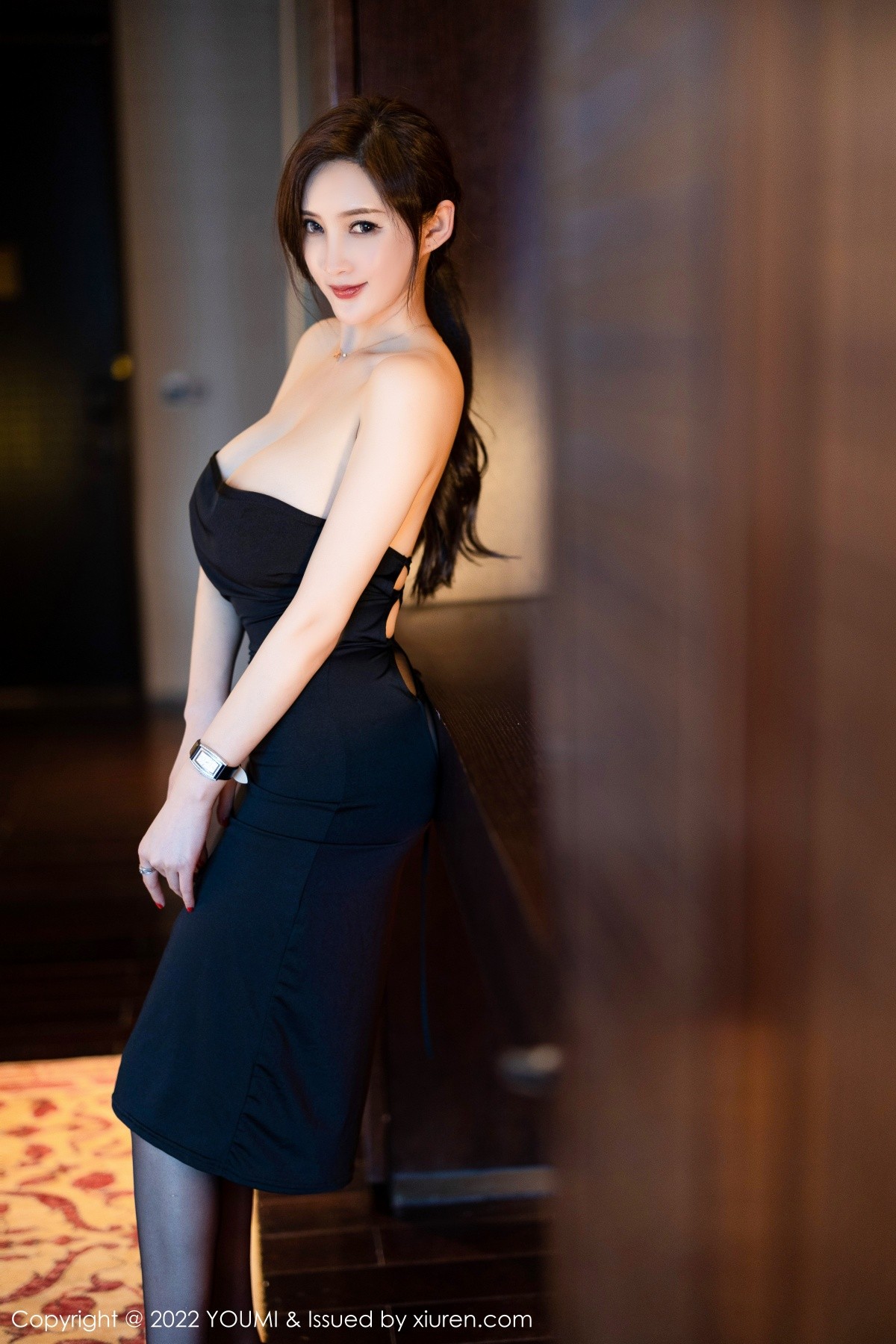 xgyw.top_[YouMi尤蜜荟]Vol.817_女神奶瓶土肥圆私房黑色露肩裙配超薄黑丝秀完美身材诱惑写真92P