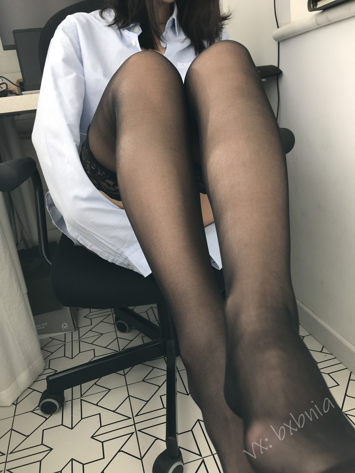 xgyw.top_网络美女安乔乔儿Soho的快乐主题不露脸系列性感衬衫配黑丝袜秀美腿诱惑写真131P