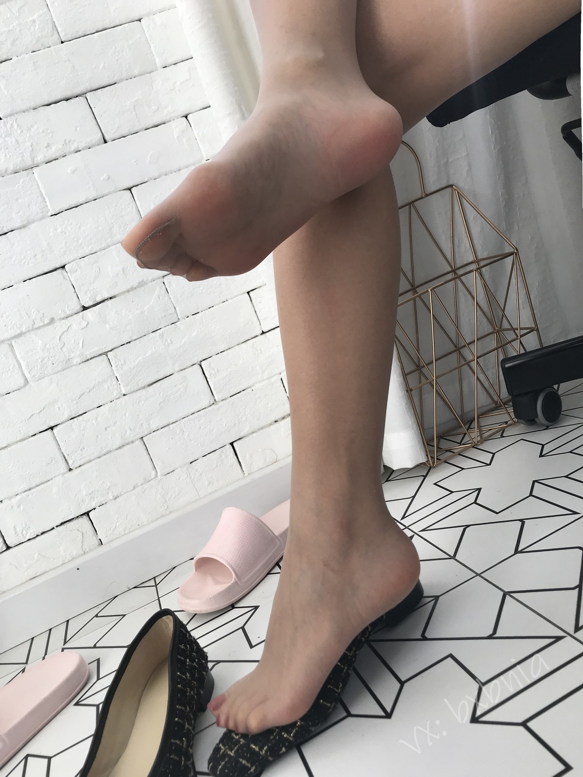 xgyw.top_网络美女安乔乔儿Soho的快乐主题不露脸系列性感衬衫配黑丝袜秀美腿诱惑写真131P
