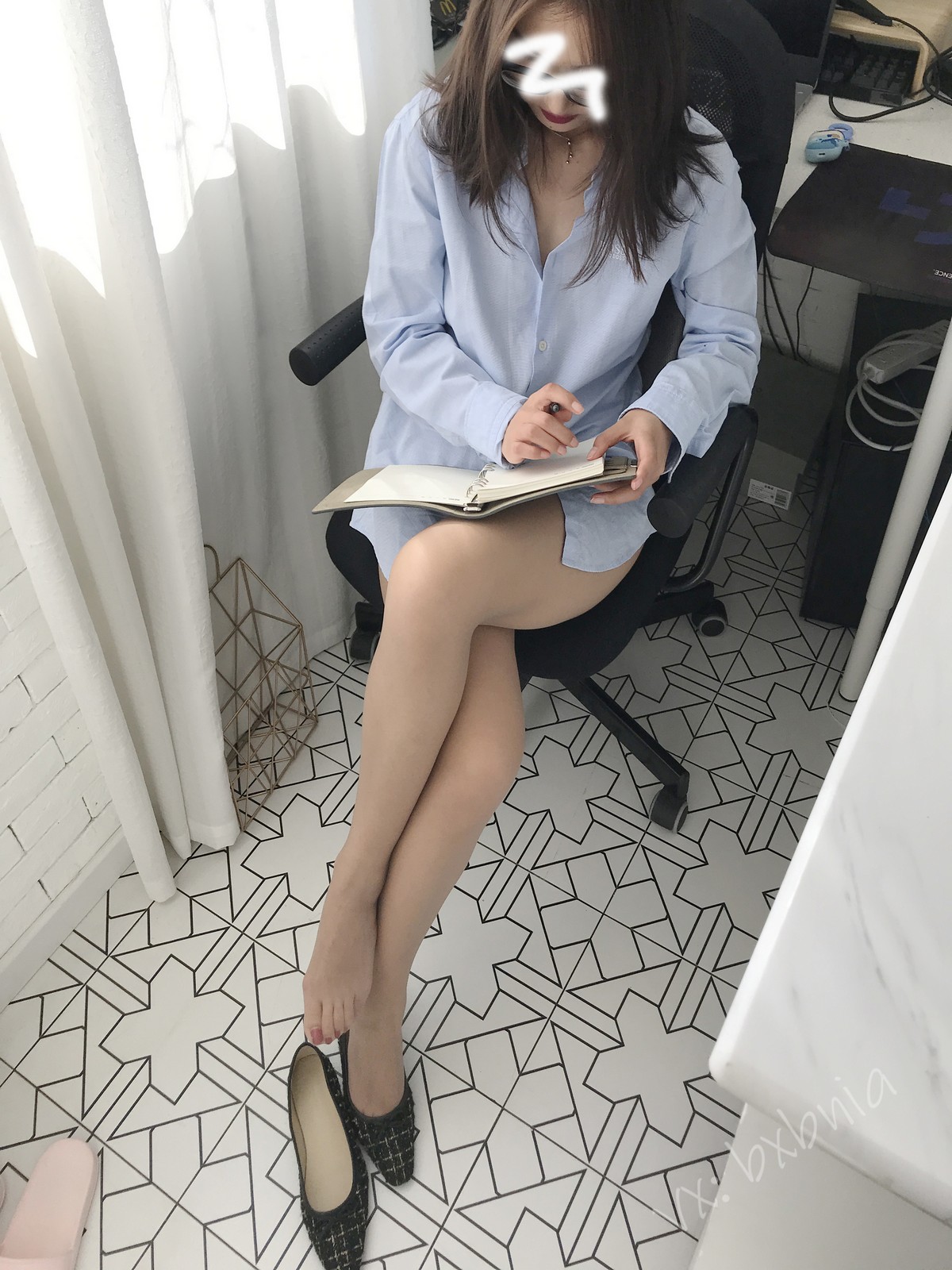 xgyw.top_网络美女安乔乔儿Soho的快乐主题不露脸系列性感衬衫配黑丝袜秀美腿诱惑写真131P