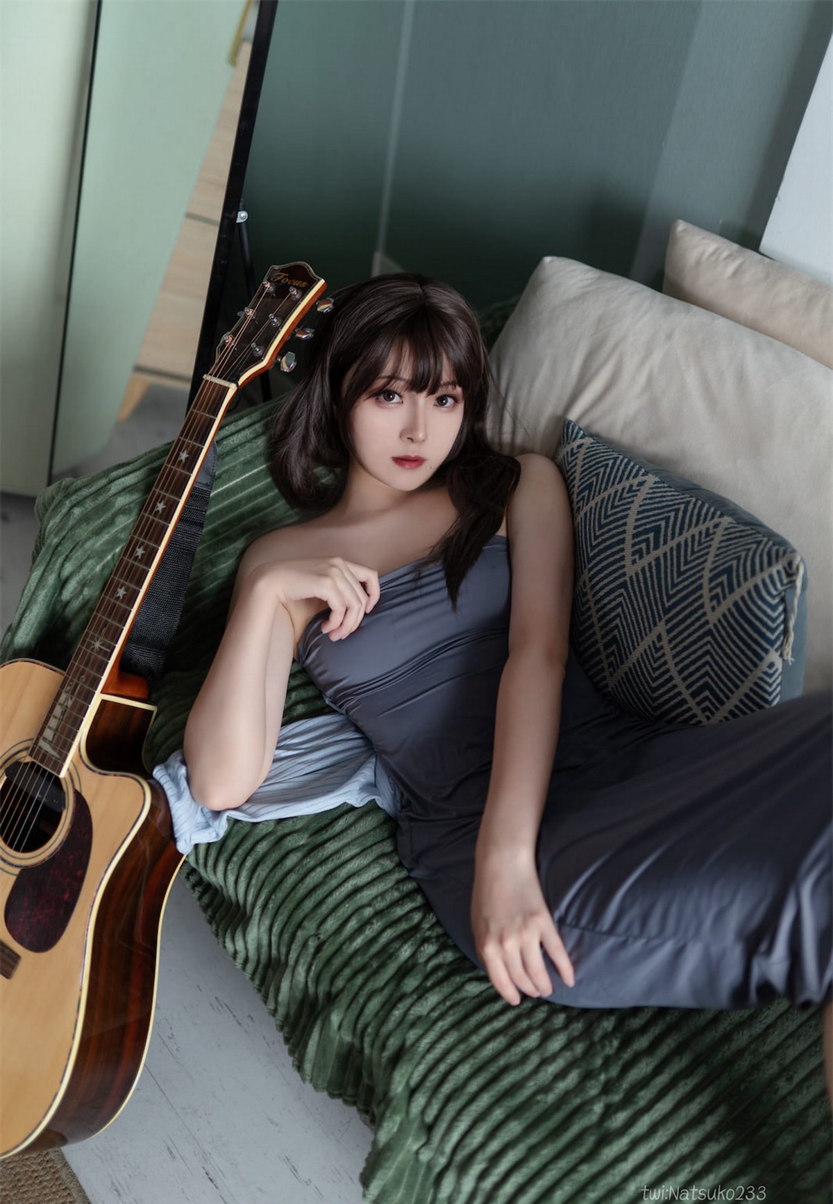 xgyw.top_网络美女Natsuko夏夏子吉他妹妹主题私房性感真空服饰配露臀裙撩人诱惑写真48P