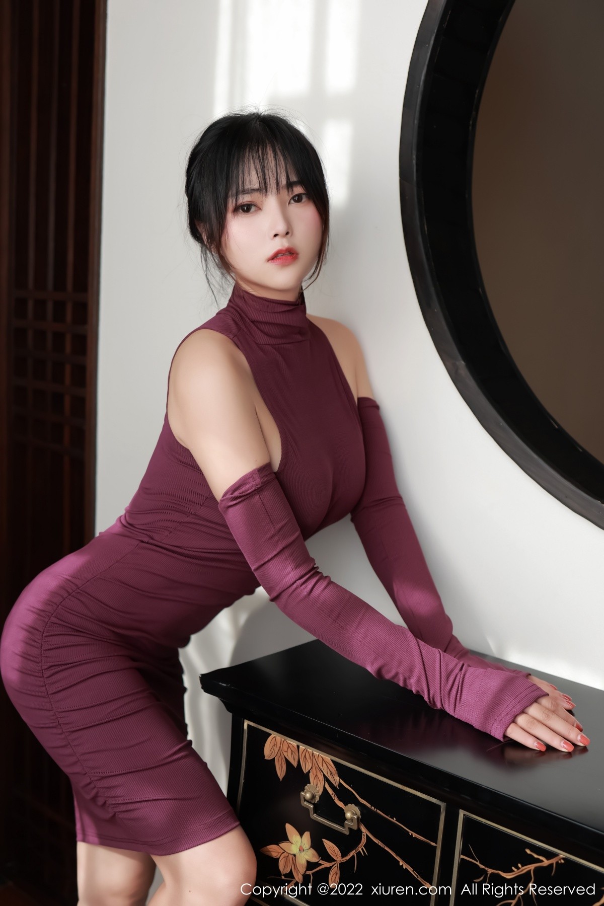 xgyw.top_XiuRen第5302期_模特奈沐子澳门旅拍室内场景紫红色连衣裙秀曼妙身材诱惑写真46P