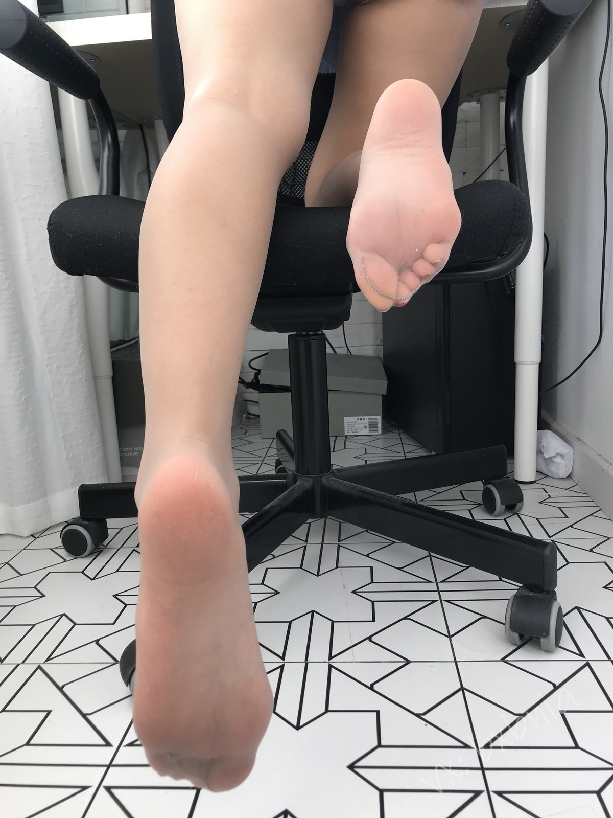 xgyw.top_网络美女安乔乔儿Soho的快乐主题不露脸系列性感衬衫配黑丝袜秀美腿诱惑写真131P