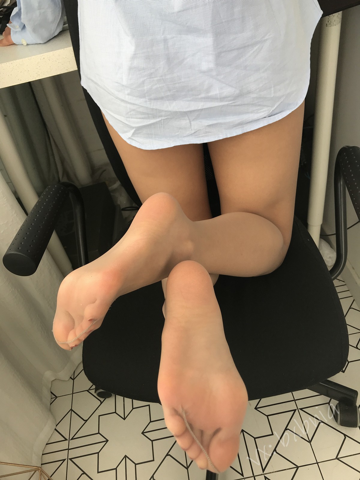 xgyw.top_网络美女安乔乔儿Soho的快乐主题不露脸系列性感衬衫配黑丝袜秀美腿诱惑写真131P