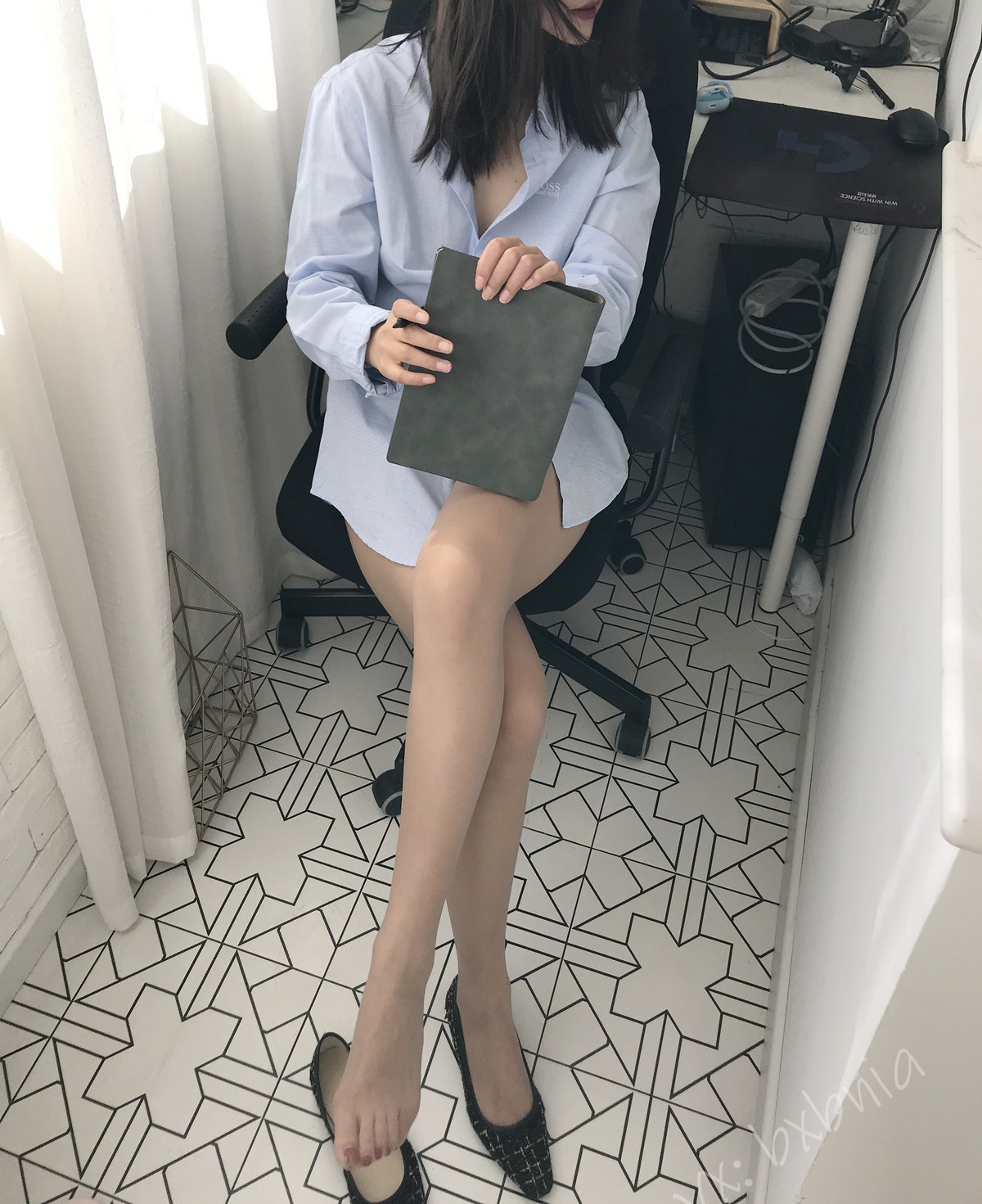 xgyw.top_网络美女安乔乔儿Soho的快乐主题不露脸系列性感衬衫配黑丝袜秀美腿诱惑写真131P