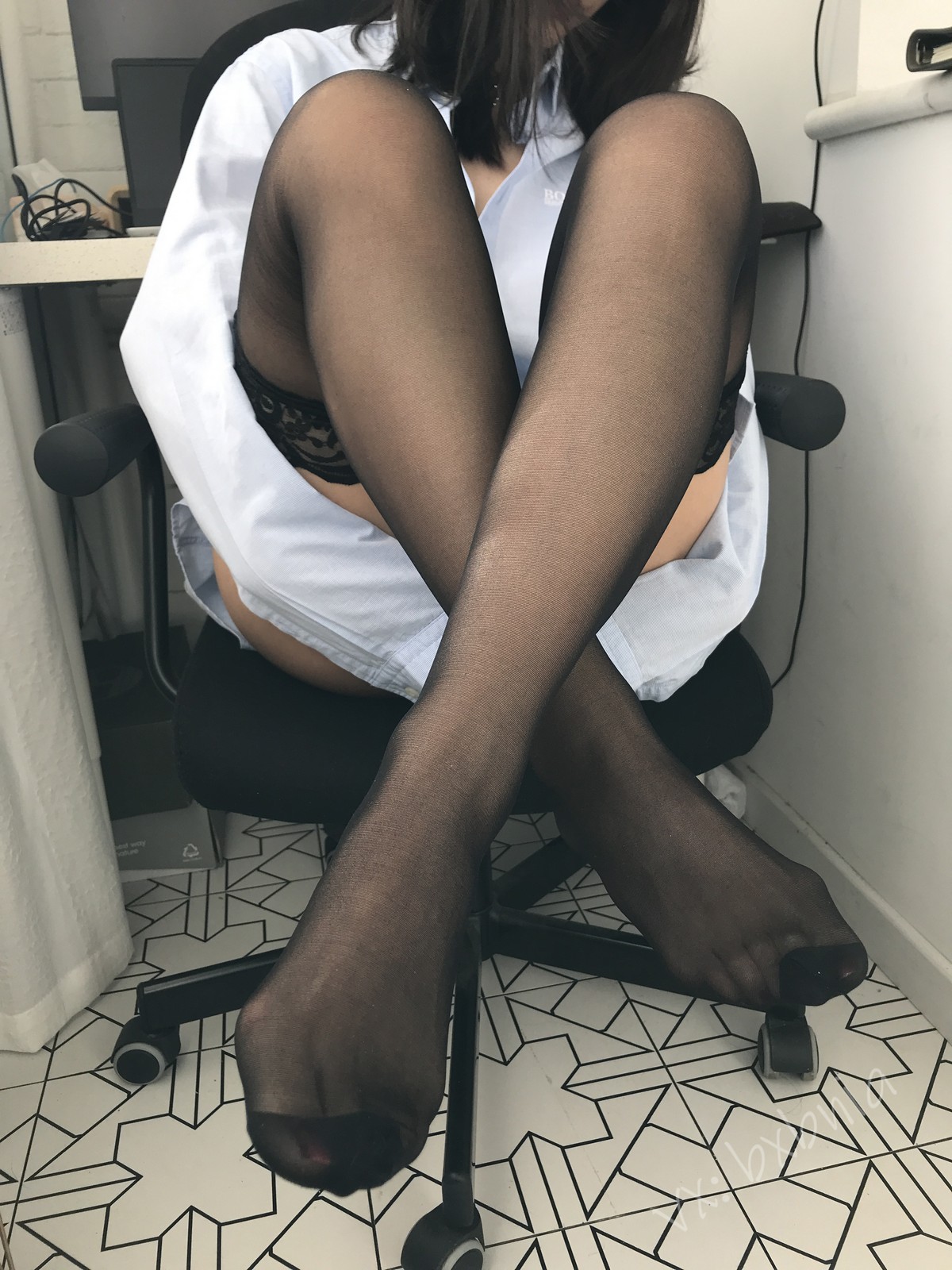 xgyw.top_网络美女安乔乔儿Soho的快乐主题不露脸系列性感衬衫配黑丝袜秀美腿诱惑写真131P