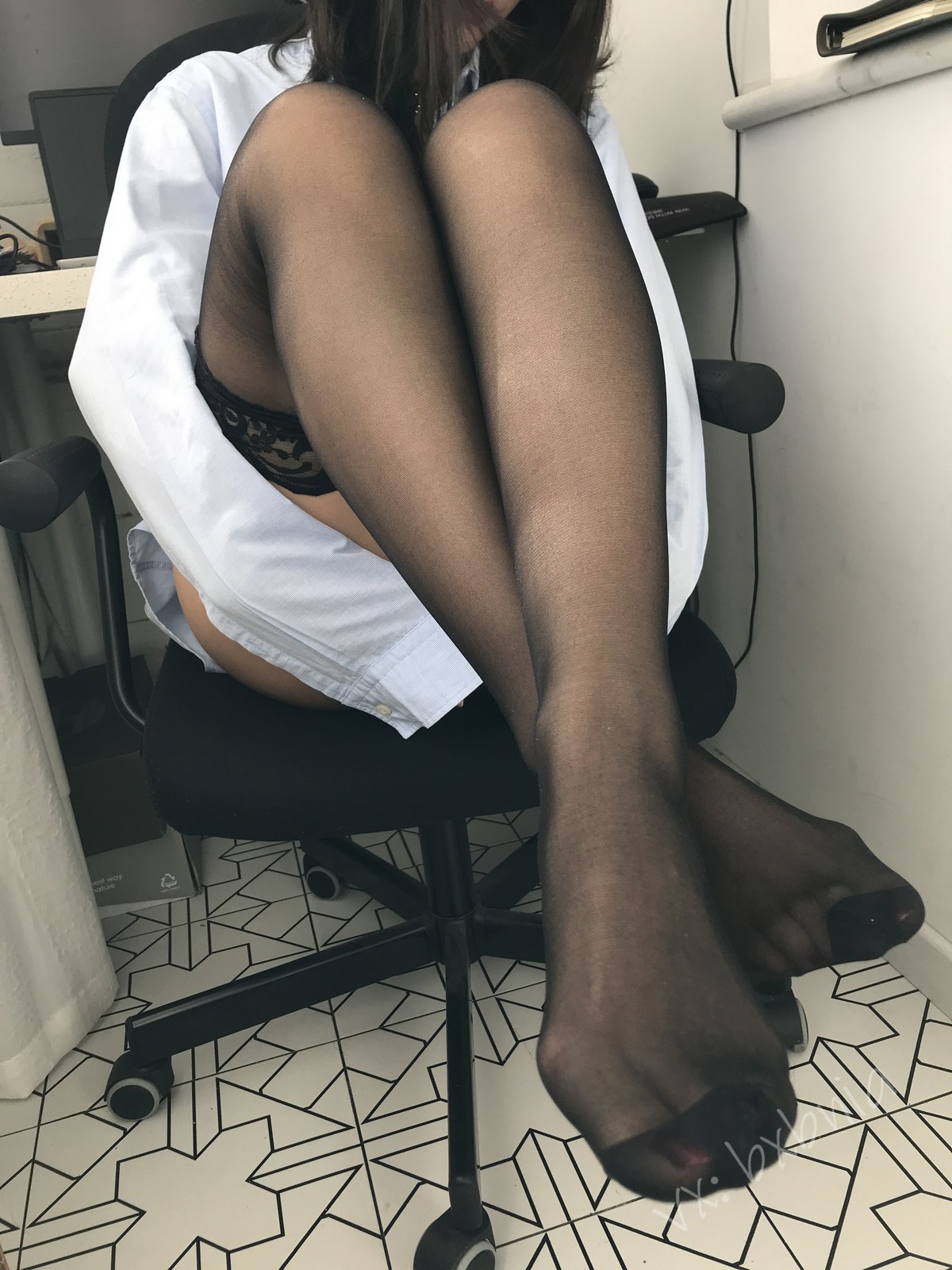 xgyw.top_网络美女安乔乔儿Soho的快乐主题不露脸系列性感衬衫配黑丝袜秀美腿诱惑写真131P