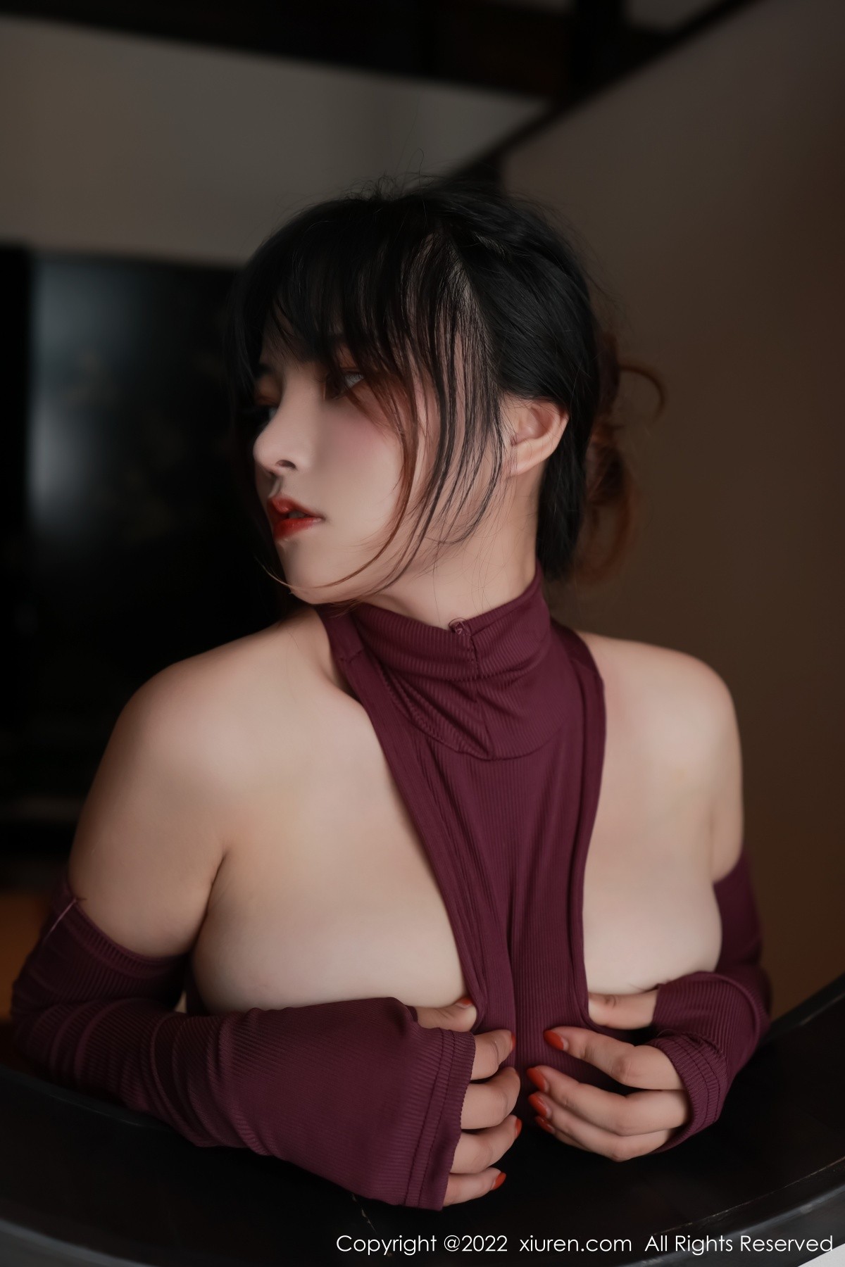 xgyw.top_XiuRen第5302期_模特奈沐子澳门旅拍室内场景紫红色连衣裙秀曼妙身材诱惑写真46P