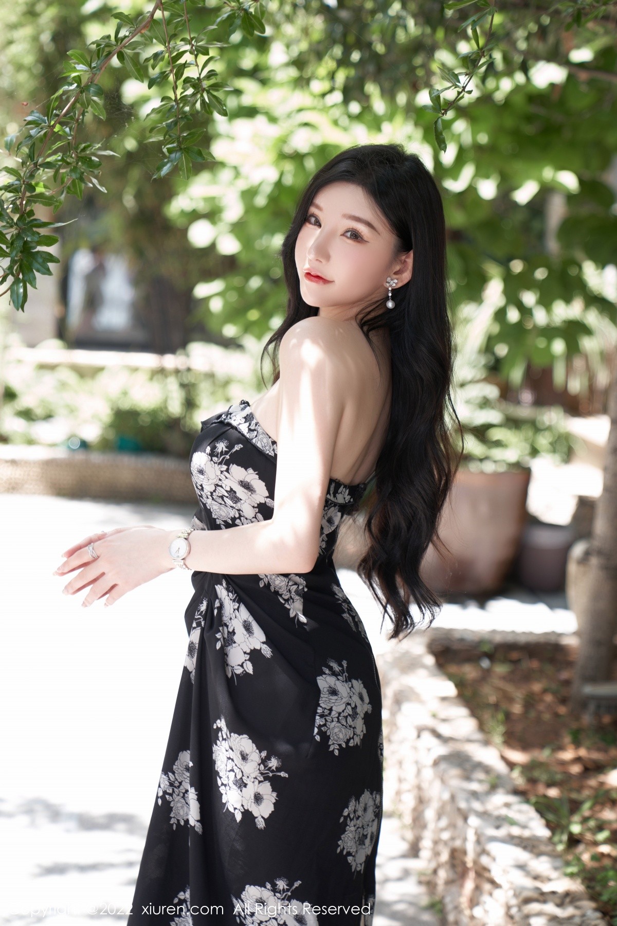 xgyw.top_XiuRen第5307期_女神周于希Sally心愿旅拍黑色露肩连衣长裙秀完美身材诱惑写真90P