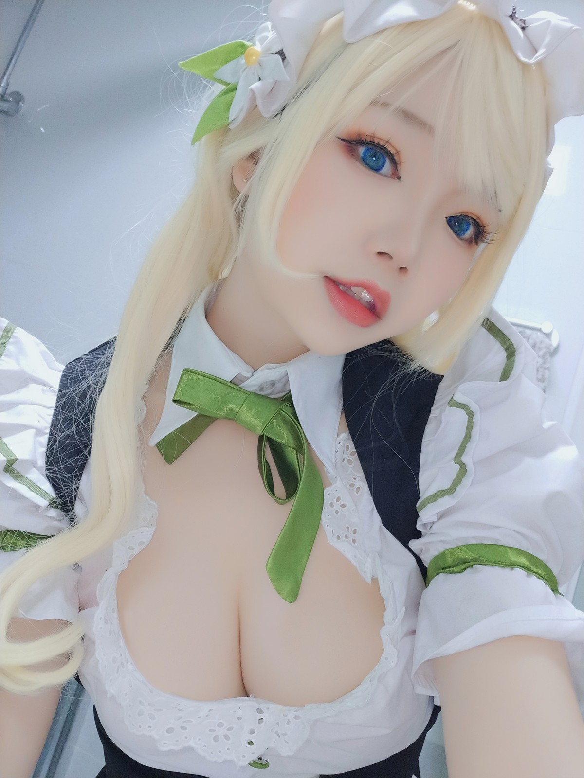 xgyw.top_动漫博主雪晴Astra-Grainne Draser女仆主题私房低胸女仆装秀白嫩豪乳诱惑写真49P