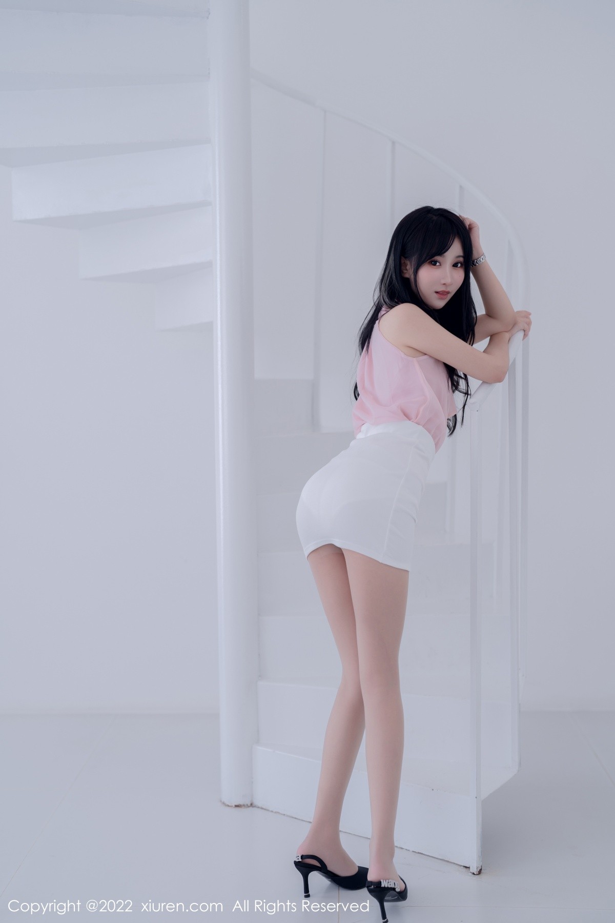 xgyw.top_XiuRen第5318期_女神小果冻儿大理旅拍性感粉色上衣配白色短裙秀美腿诱惑写真76P