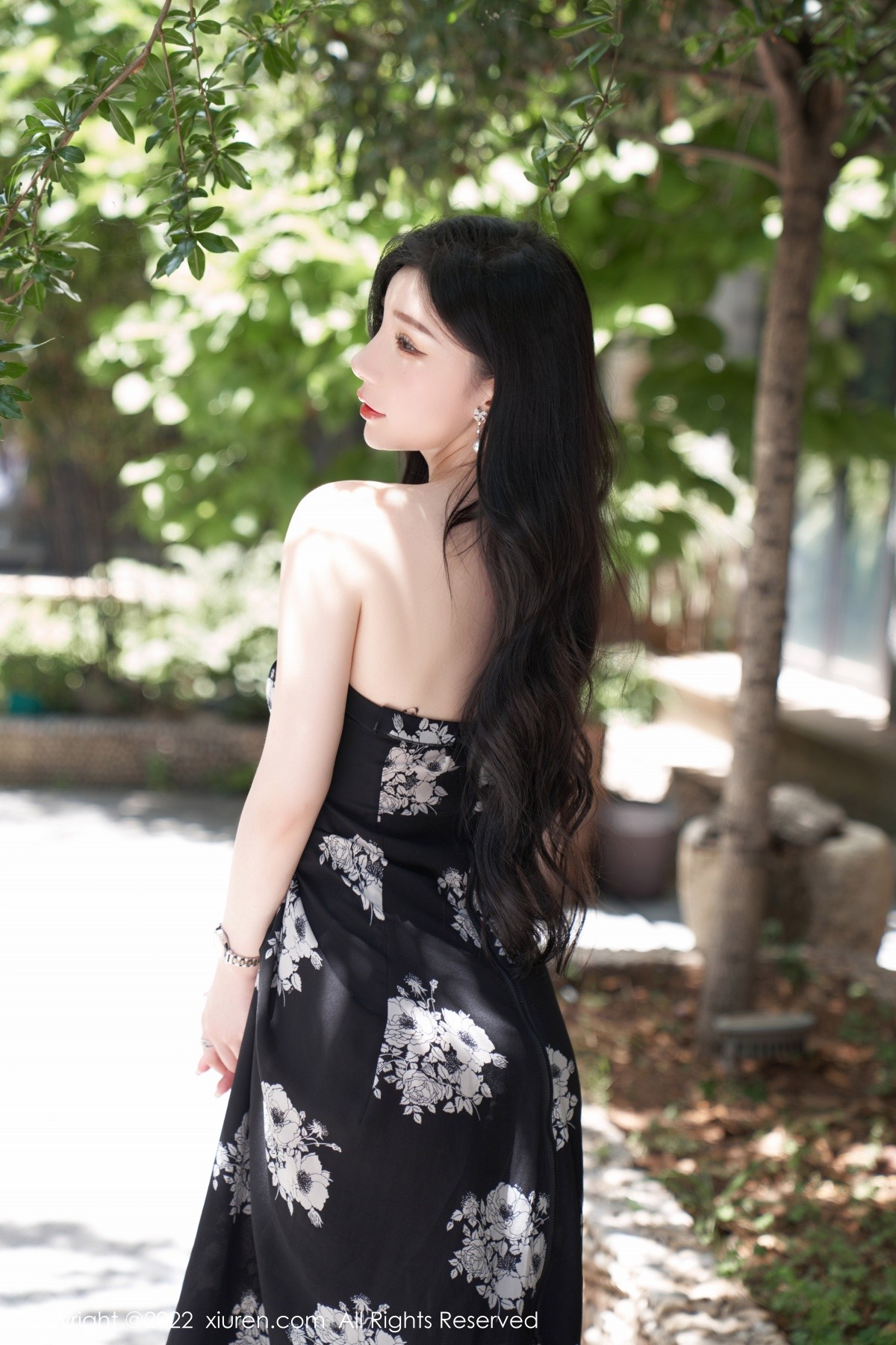 xgyw.top_XiuRen第5307期_女神周于希Sally心愿旅拍黑色露肩连衣长裙秀完美身材诱惑写真90P