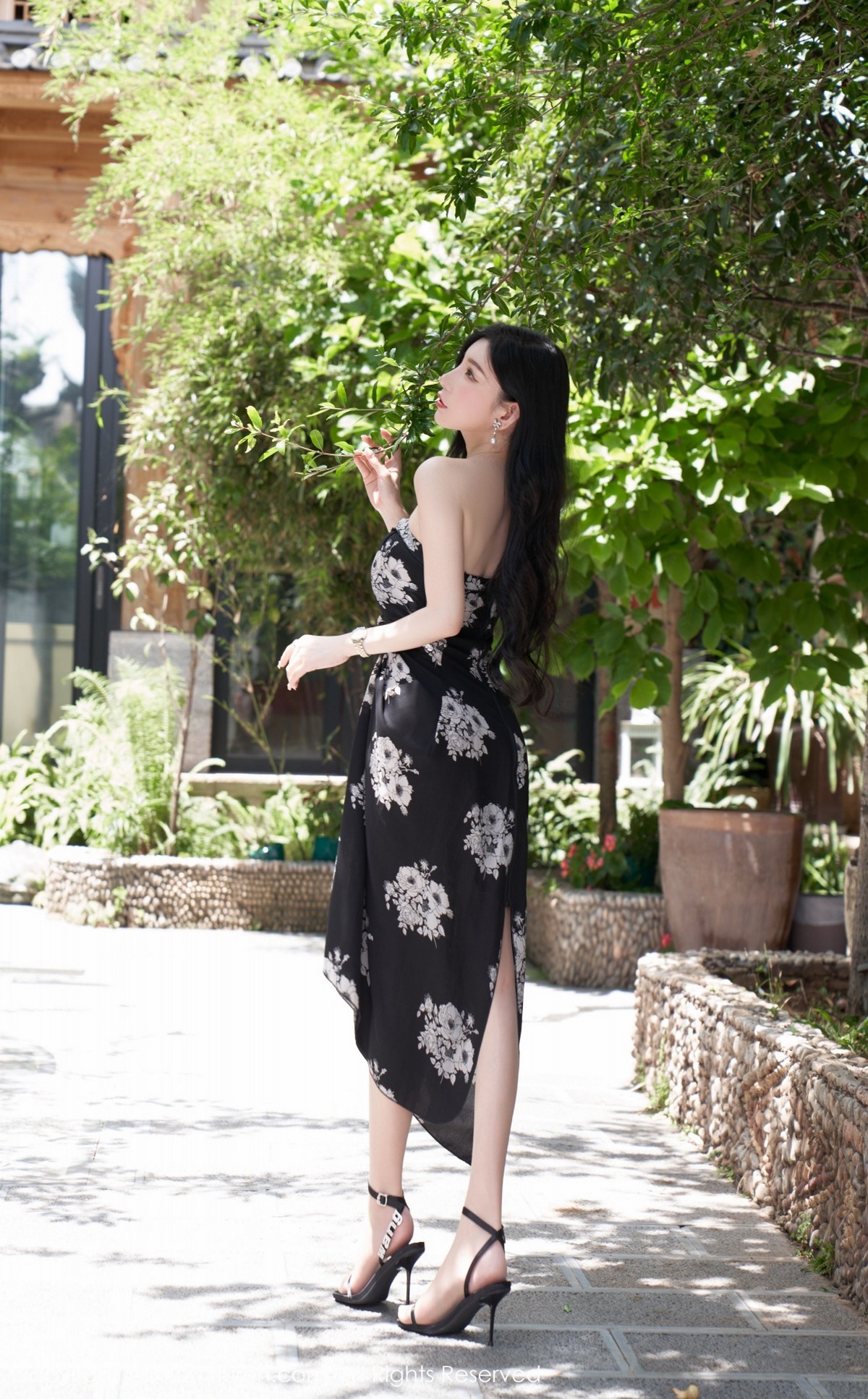xgyw.top_XiuRen第5307期_女神周于希Sally心愿旅拍黑色露肩连衣长裙秀完美身材诱惑写真90P