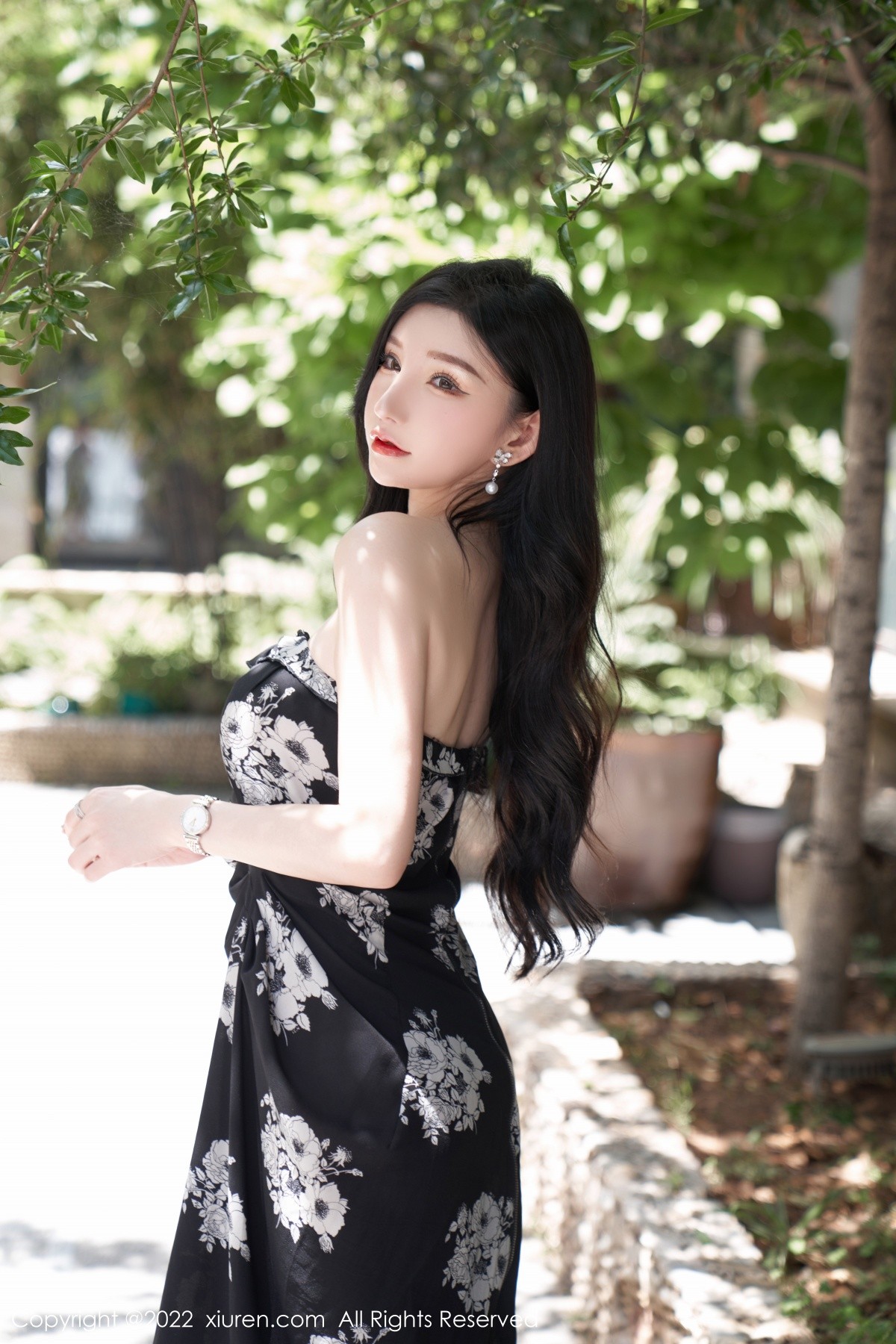 xgyw.top_XiuRen第5307期_女神周于希Sally心愿旅拍黑色露肩连衣长裙秀完美身材诱惑写真90P