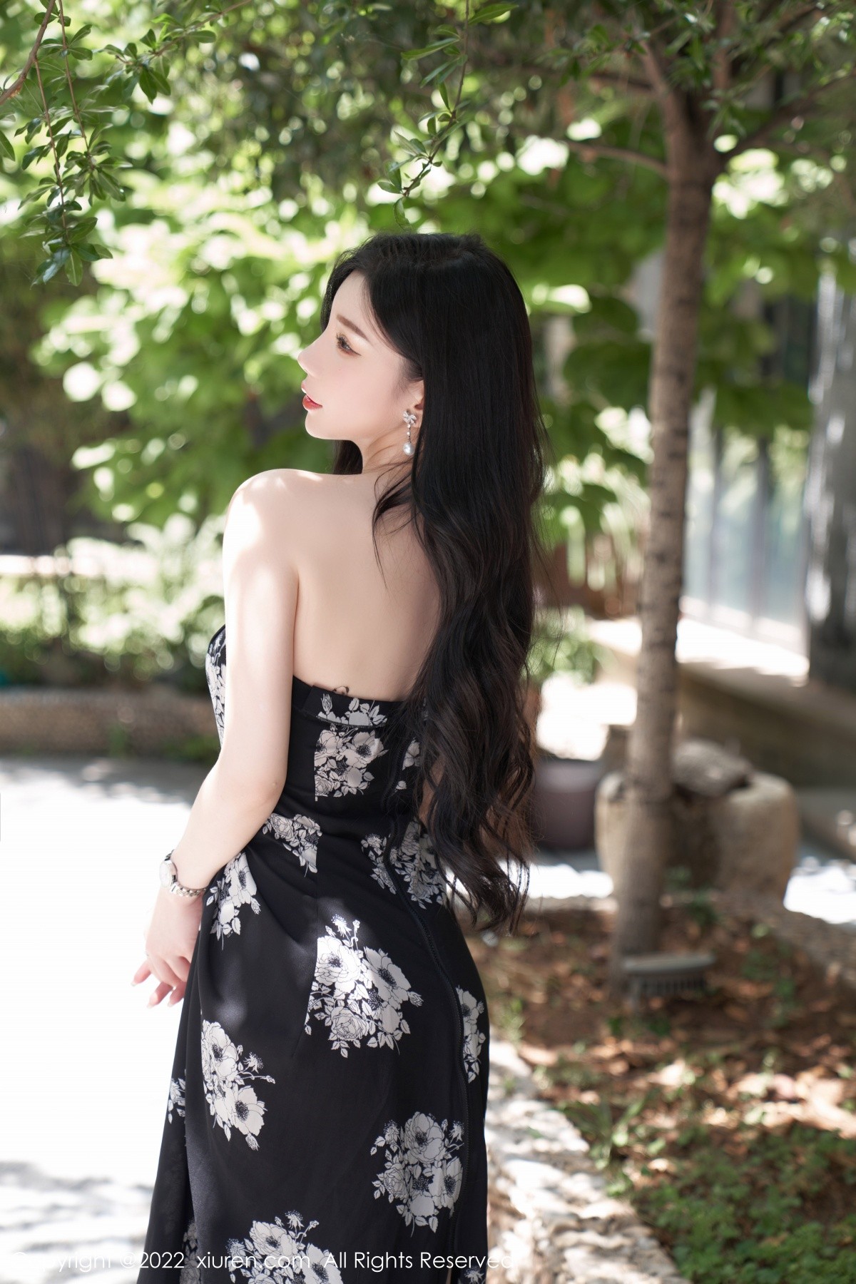 xgyw.top_XiuRen第5307期_女神周于希Sally心愿旅拍黑色露肩连衣长裙秀完美身材诱惑写真90P