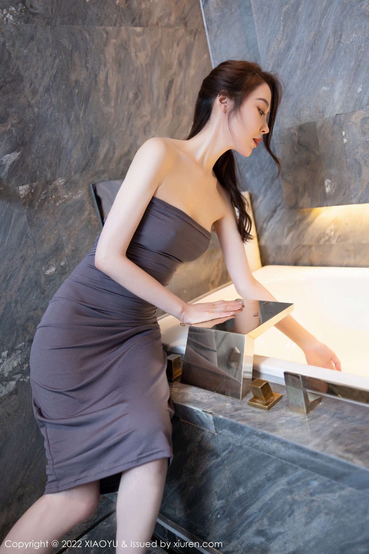 xgyw.top_[XiaoYu画语界]Vol.825_模特梦心玥浴室性感紫色露肩吊带长裙湿身秀曼妙身材诱惑写真85P