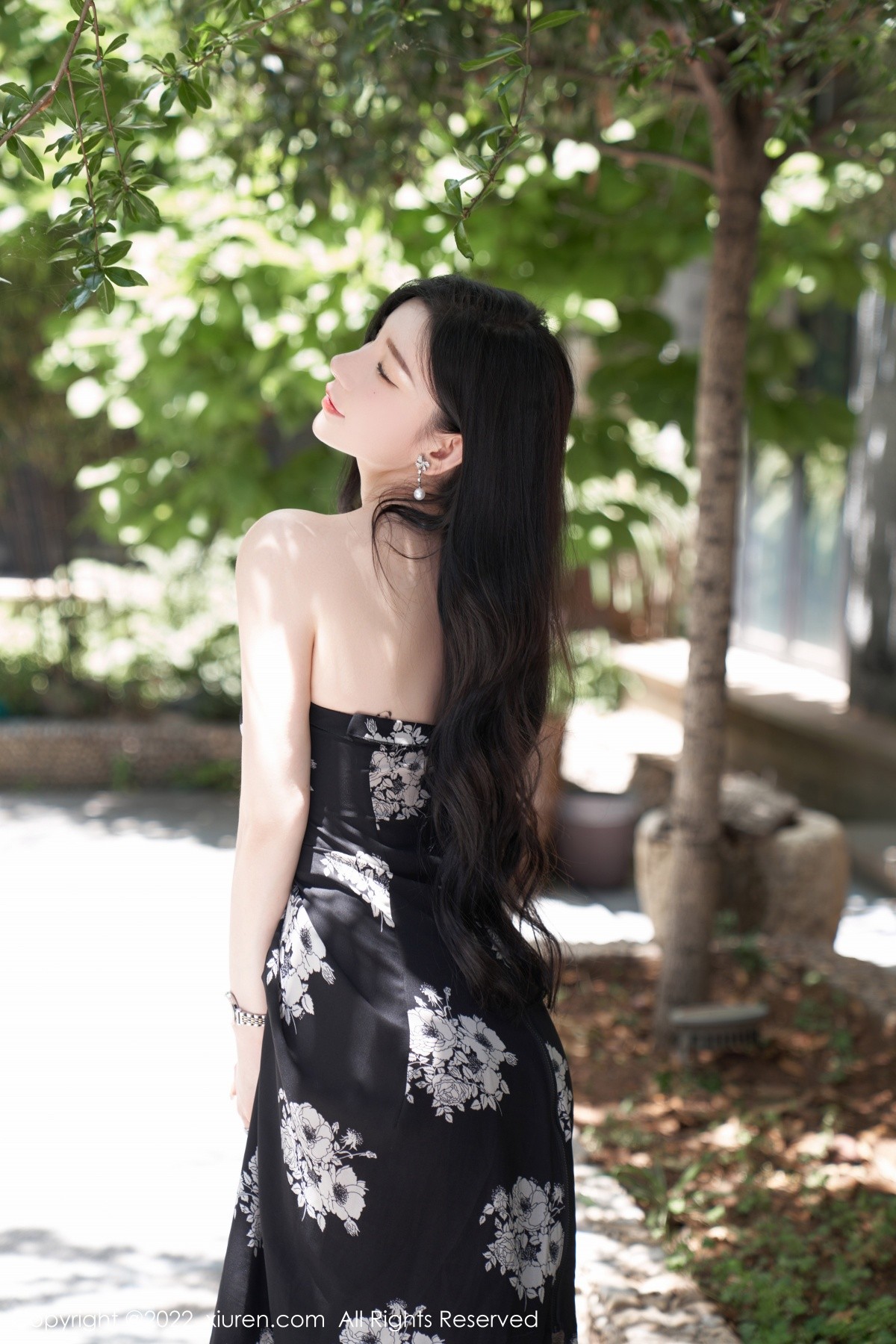 xgyw.top_XiuRen第5307期_女神周于希Sally心愿旅拍黑色露肩连衣长裙秀完美身材诱惑写真90P
