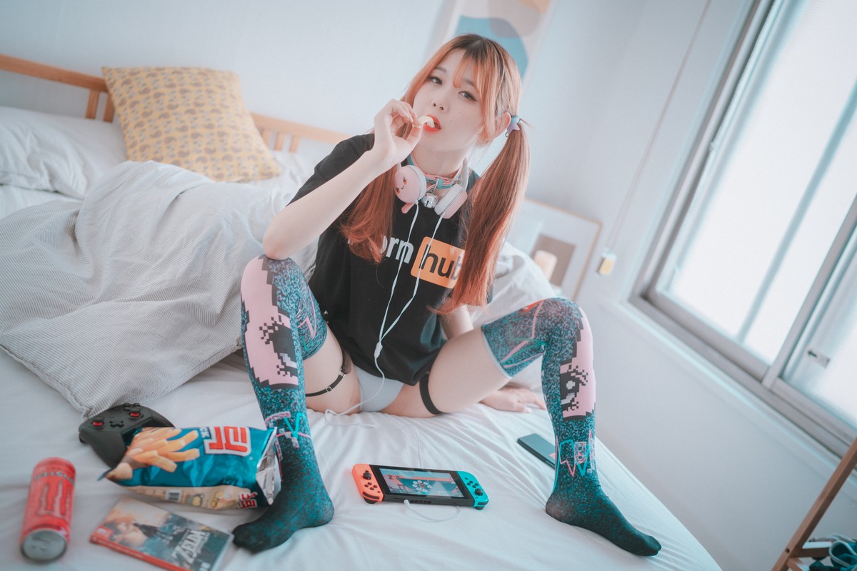 xgyw.top_[DJAWA]No.145_模特Zia_Porn Hub Girl主题私房床上半脱秀豪乳翘臀极致诱惑写真54P